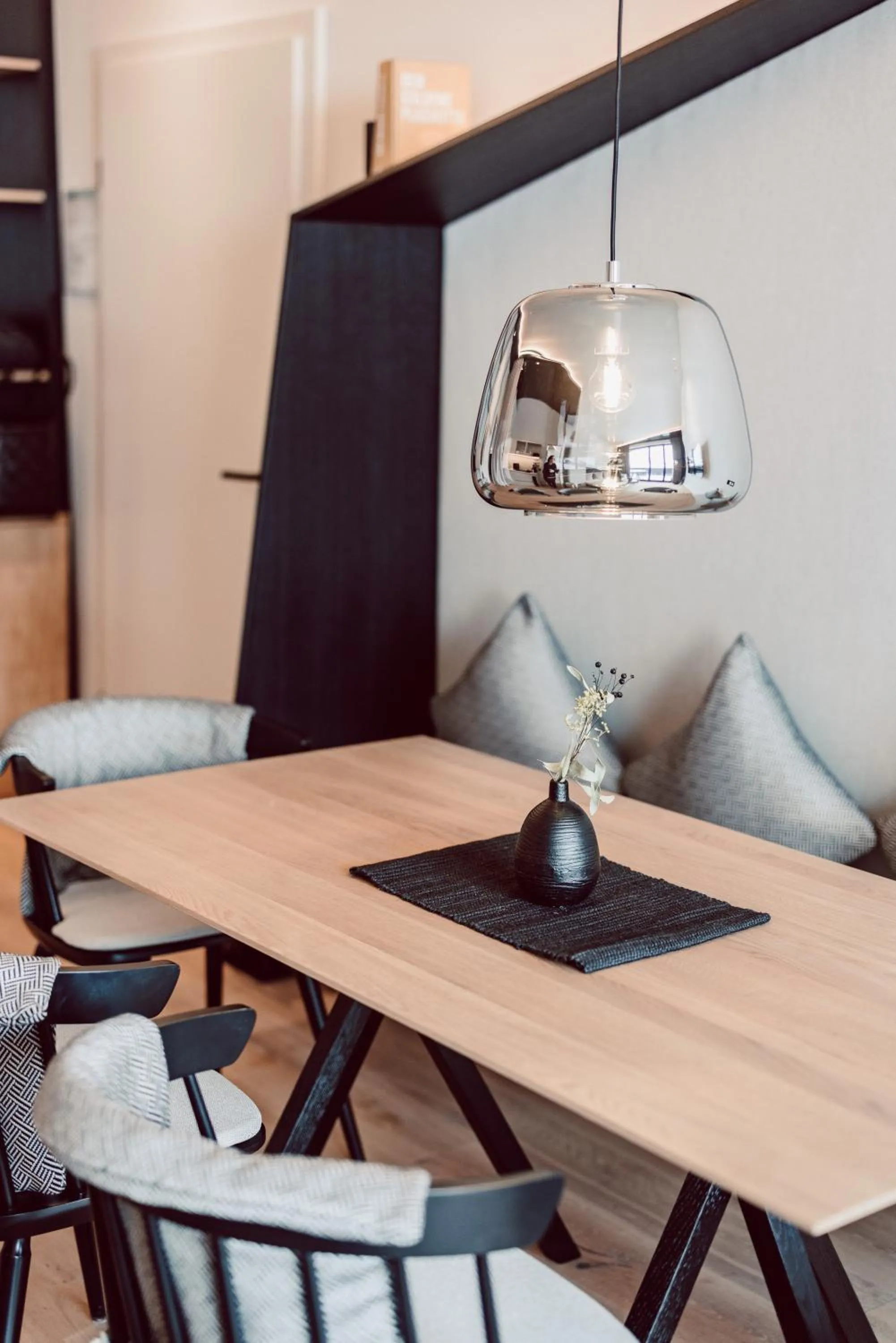 Dining area in JoAnn suites & apart