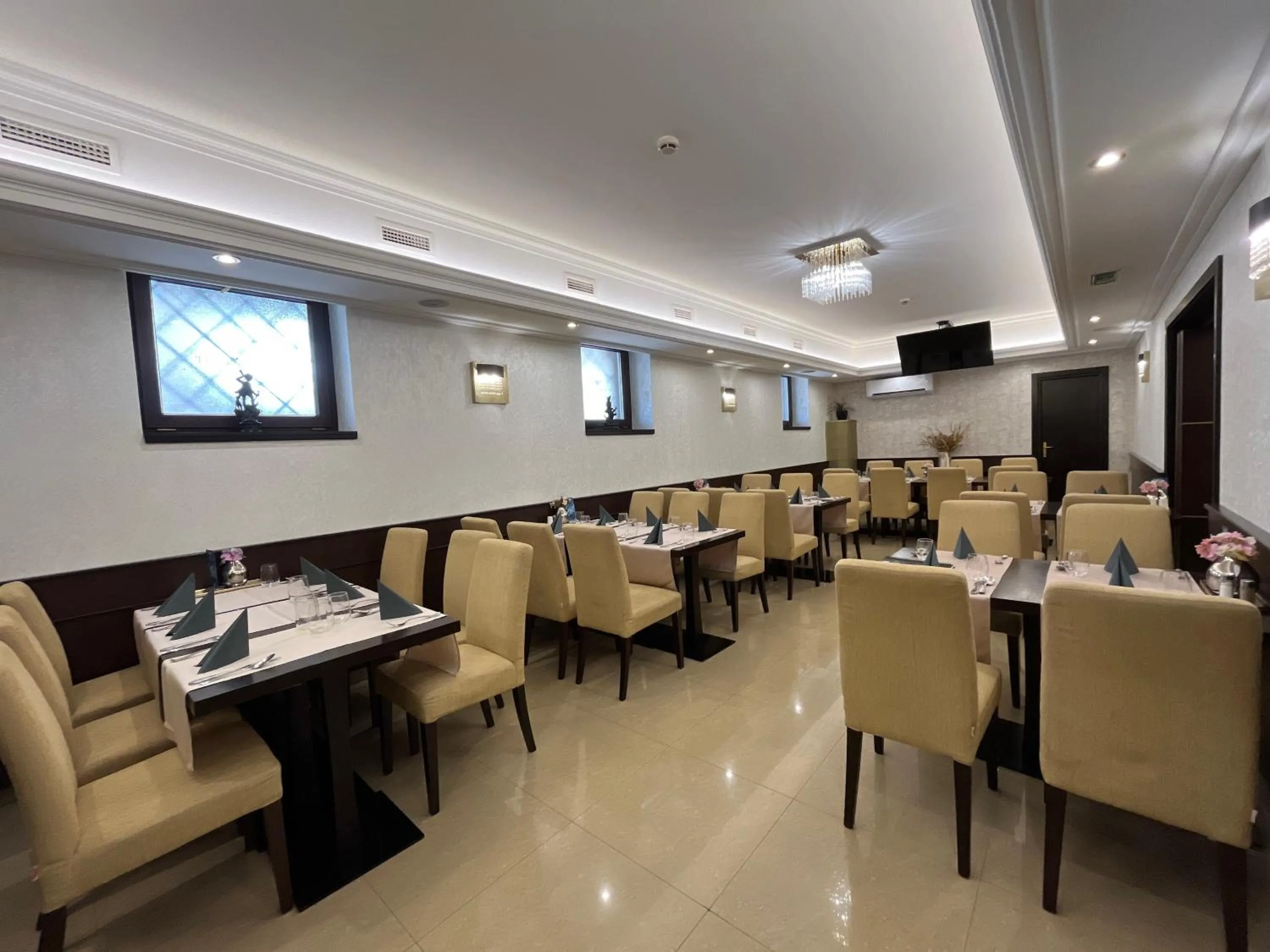 Restaurant/places to eat in Hotel Aurum