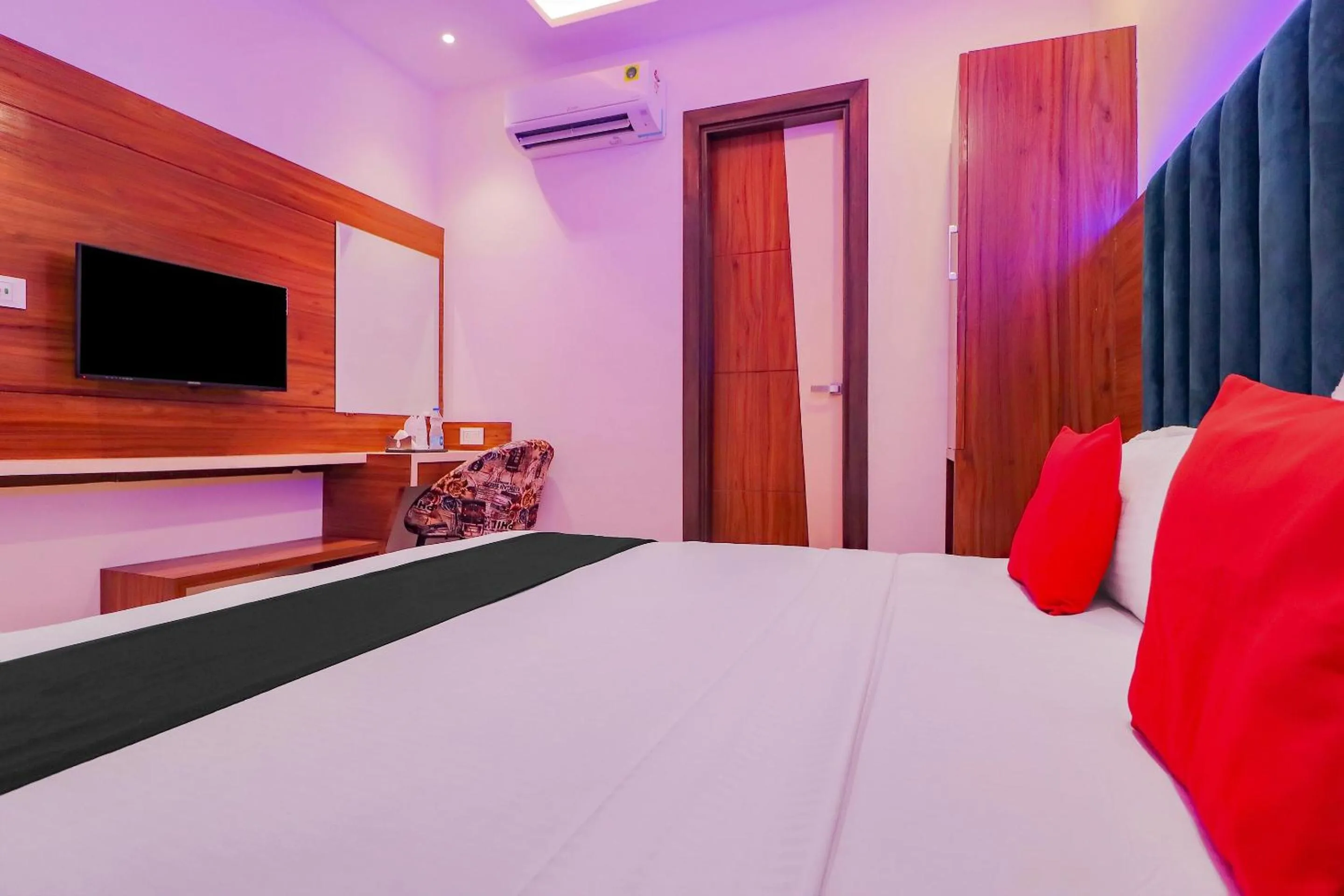 Bedroom in Capital O Western Galaxy