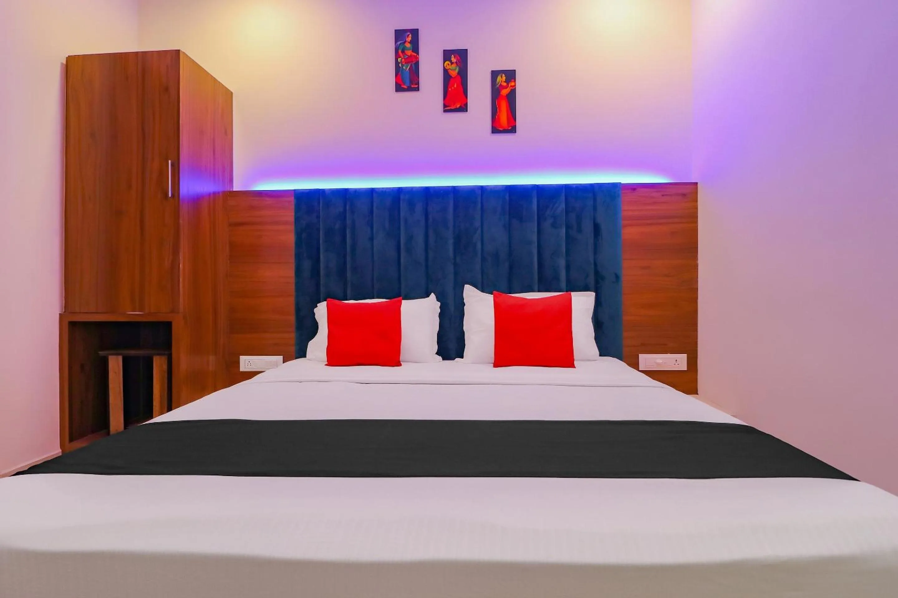 Bedroom in Capital O Western Galaxy