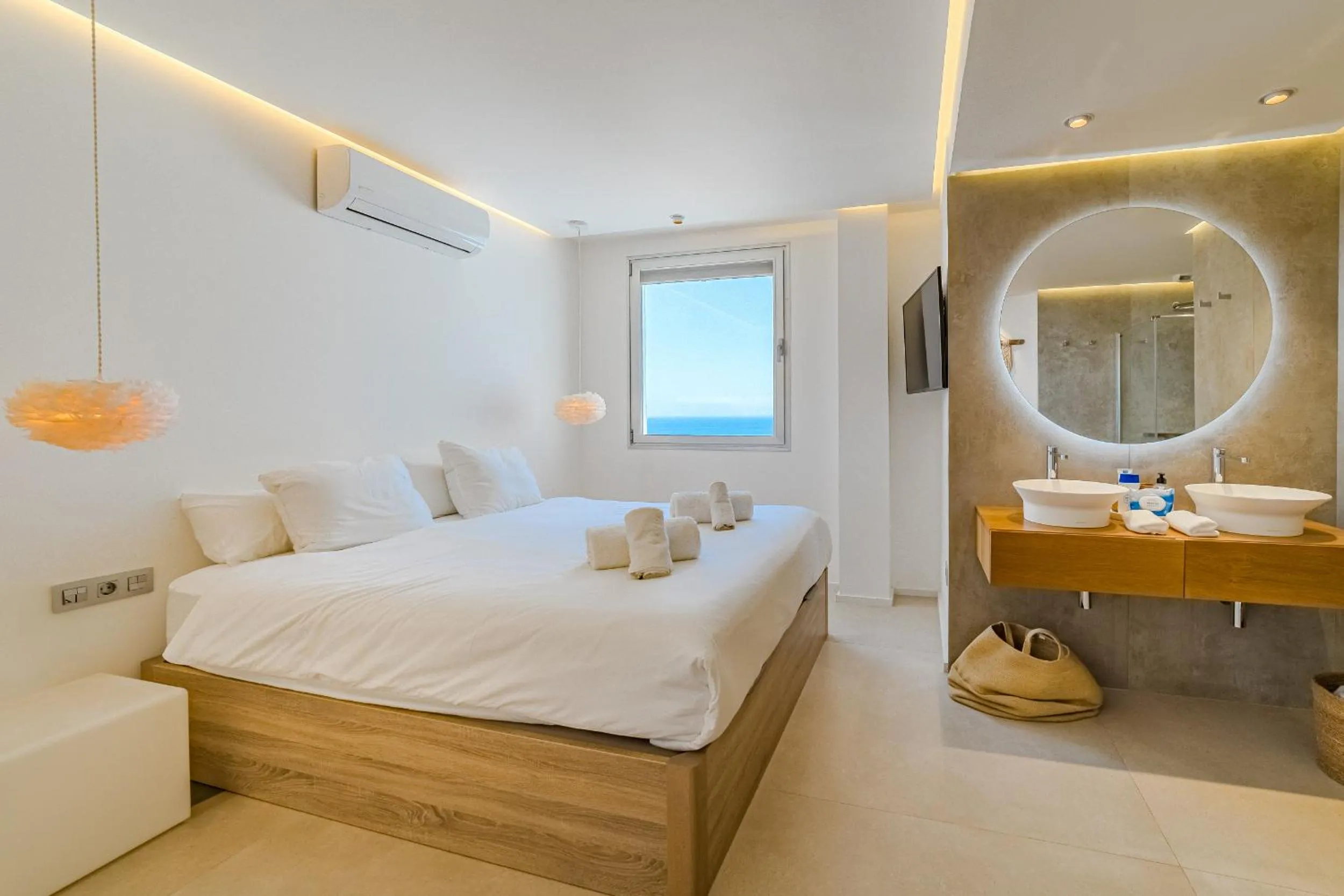 Bed in Ocean Garden Sunset & Sunrise - heated pool