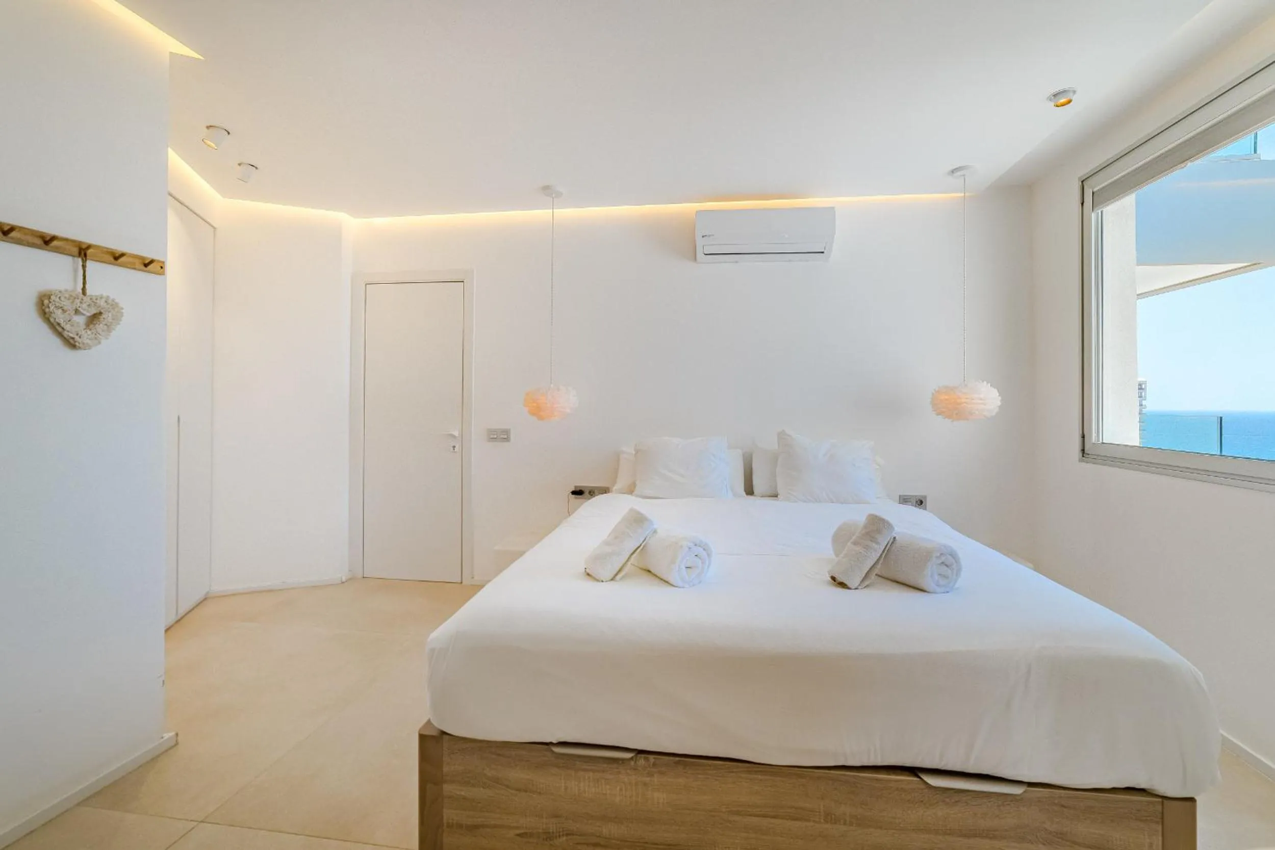 Bed in Ocean Garden Sunset & Sunrise - heated pool