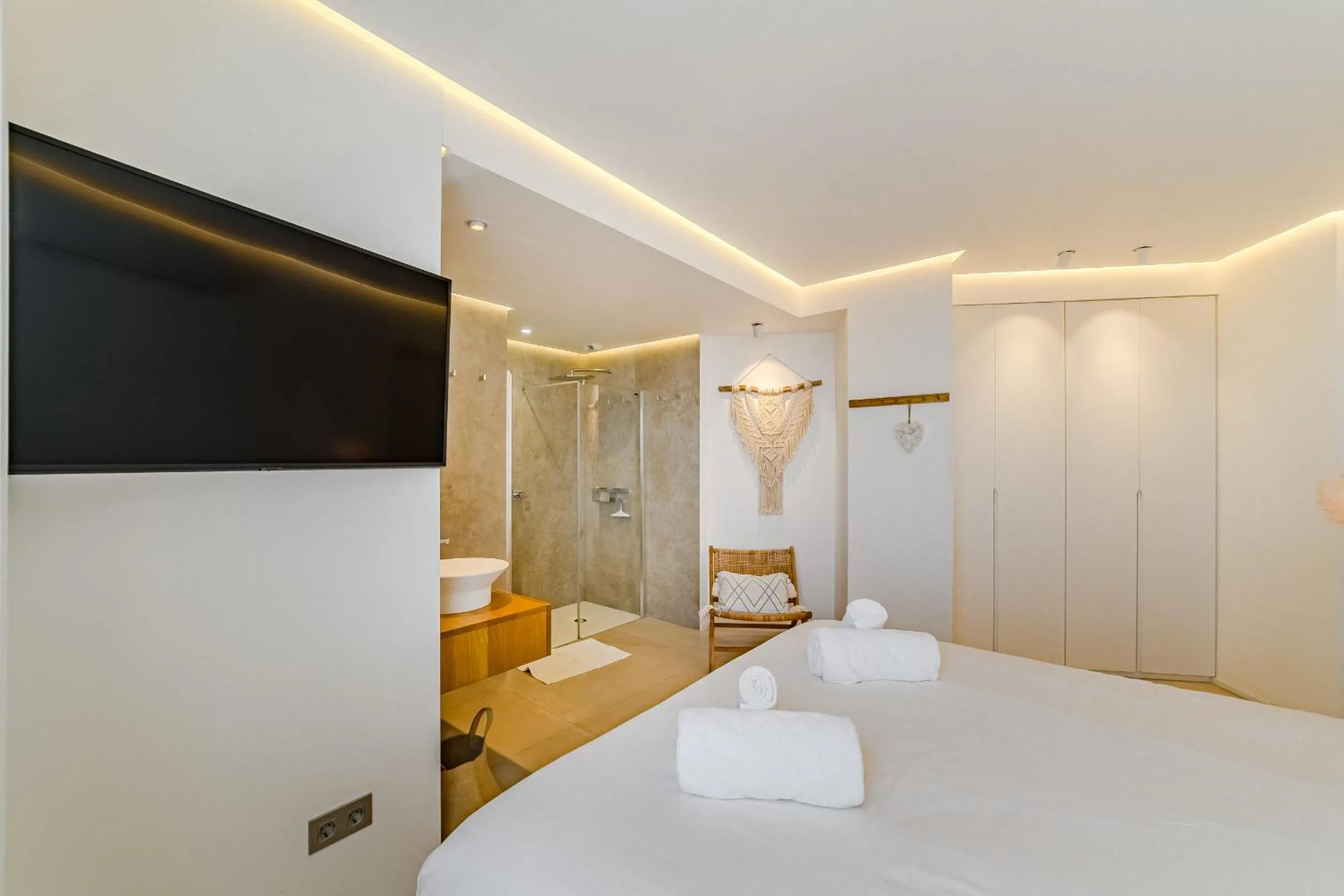 Shower, Bed in Ocean Garden Sunset & Sunrise - heated pool