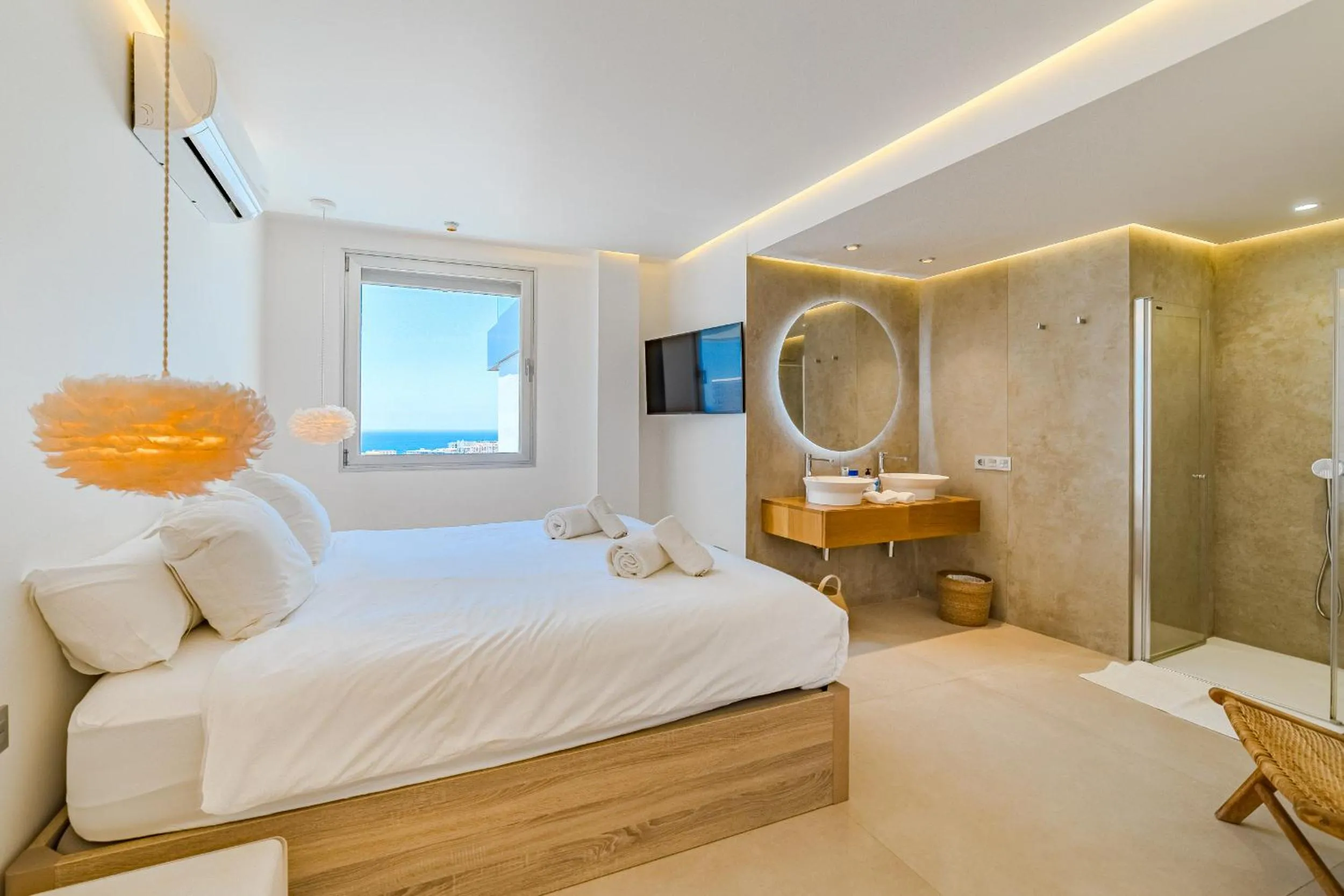 Shower, Bed in Ocean Garden Sunset & Sunrise - heated pool