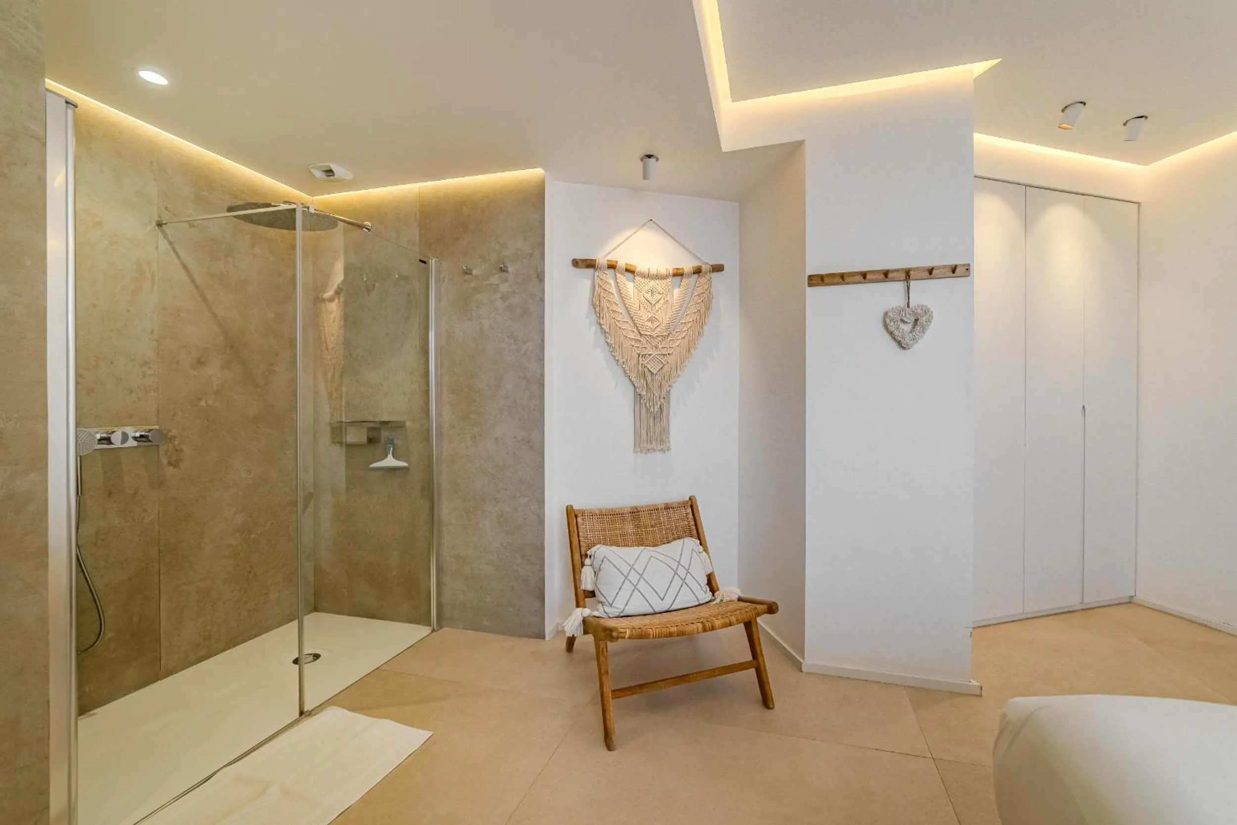 Shower in Ocean Garden Sunset & Sunrise - heated pool