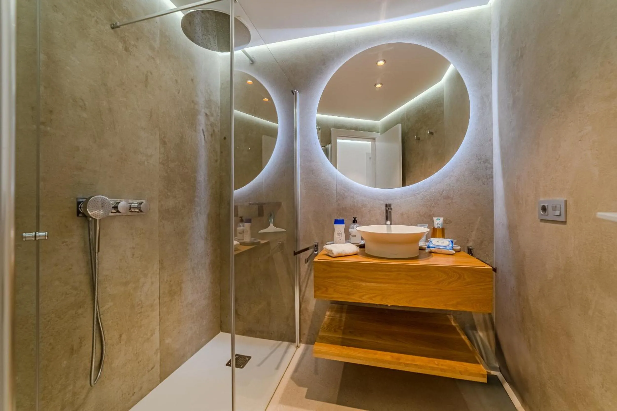 Shower in Ocean Garden Sunset & Sunrise - heated pool