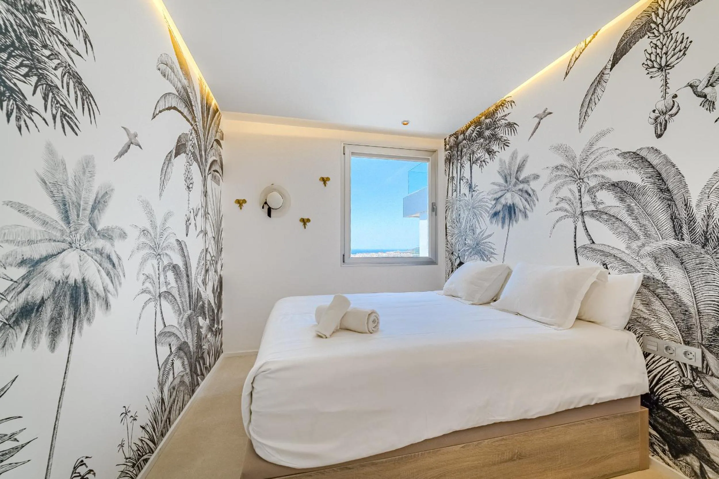 Bed in Ocean Garden Sunset & Sunrise - heated pool