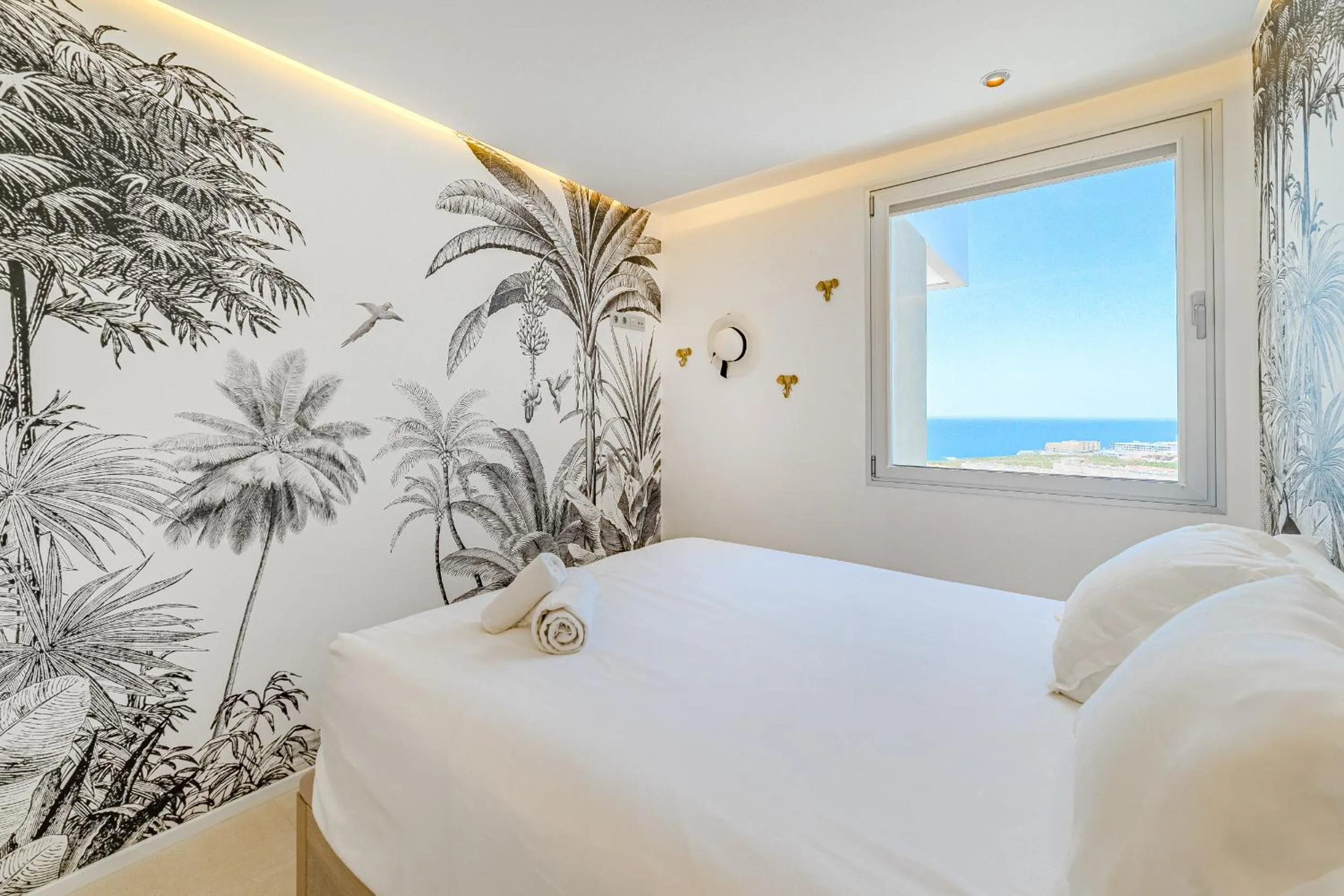 Bed in Ocean Garden Sunset & Sunrise - heated pool
