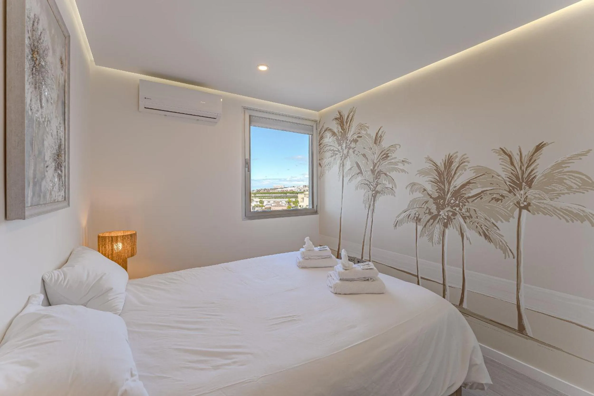 Bed in Ocean Garden Sunset & Sunrise - heated pool