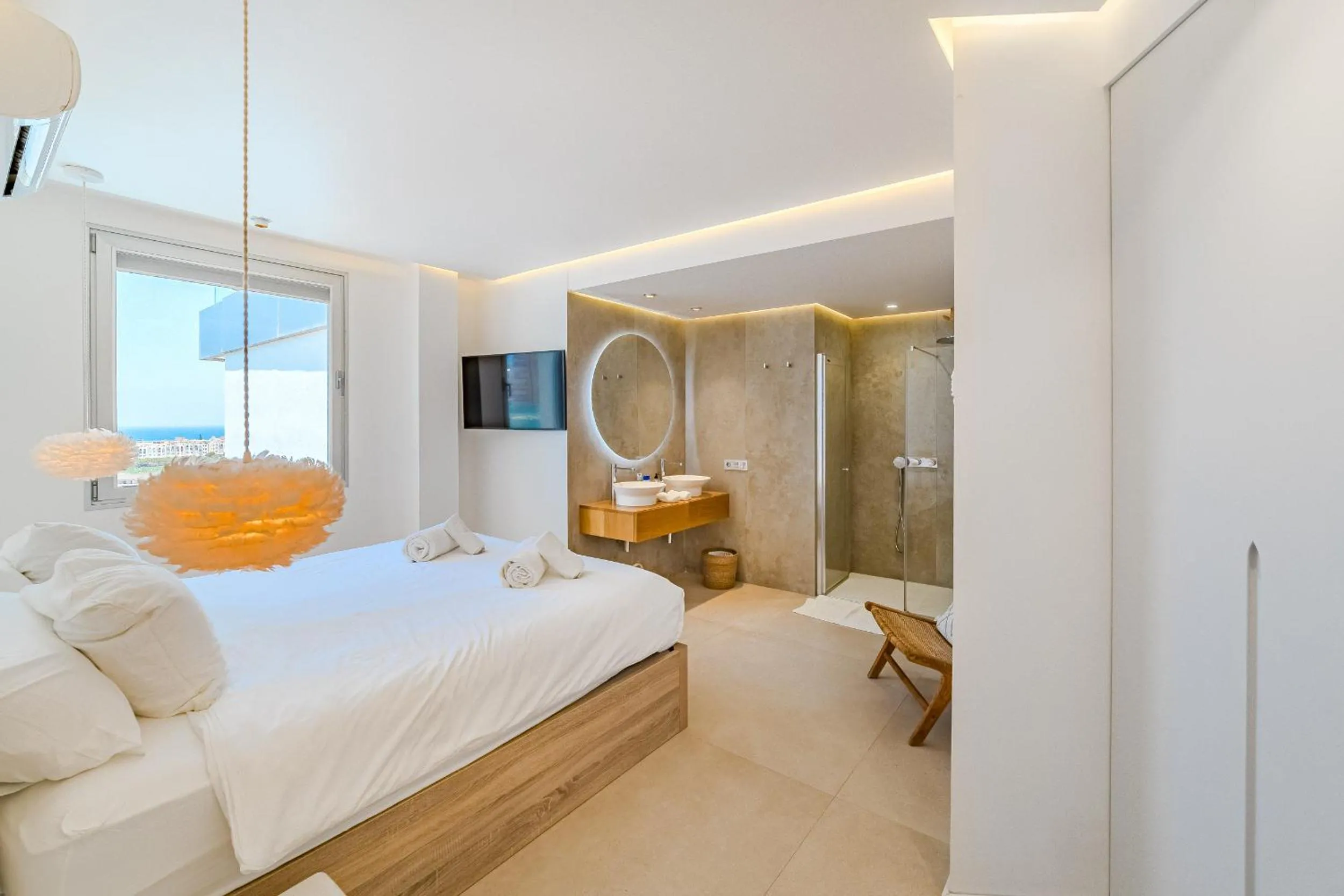 Shower, Bed in Ocean Garden Sunset & Sunrise - heated pool