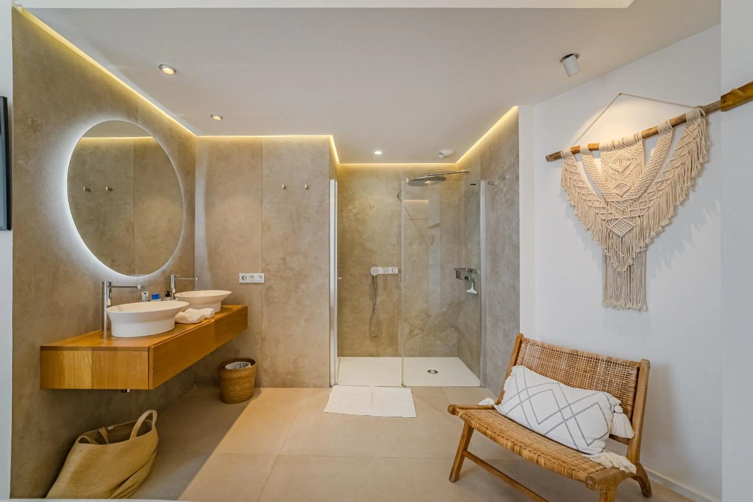 Shower in Ocean Garden Sunset & Sunrise - heated pool