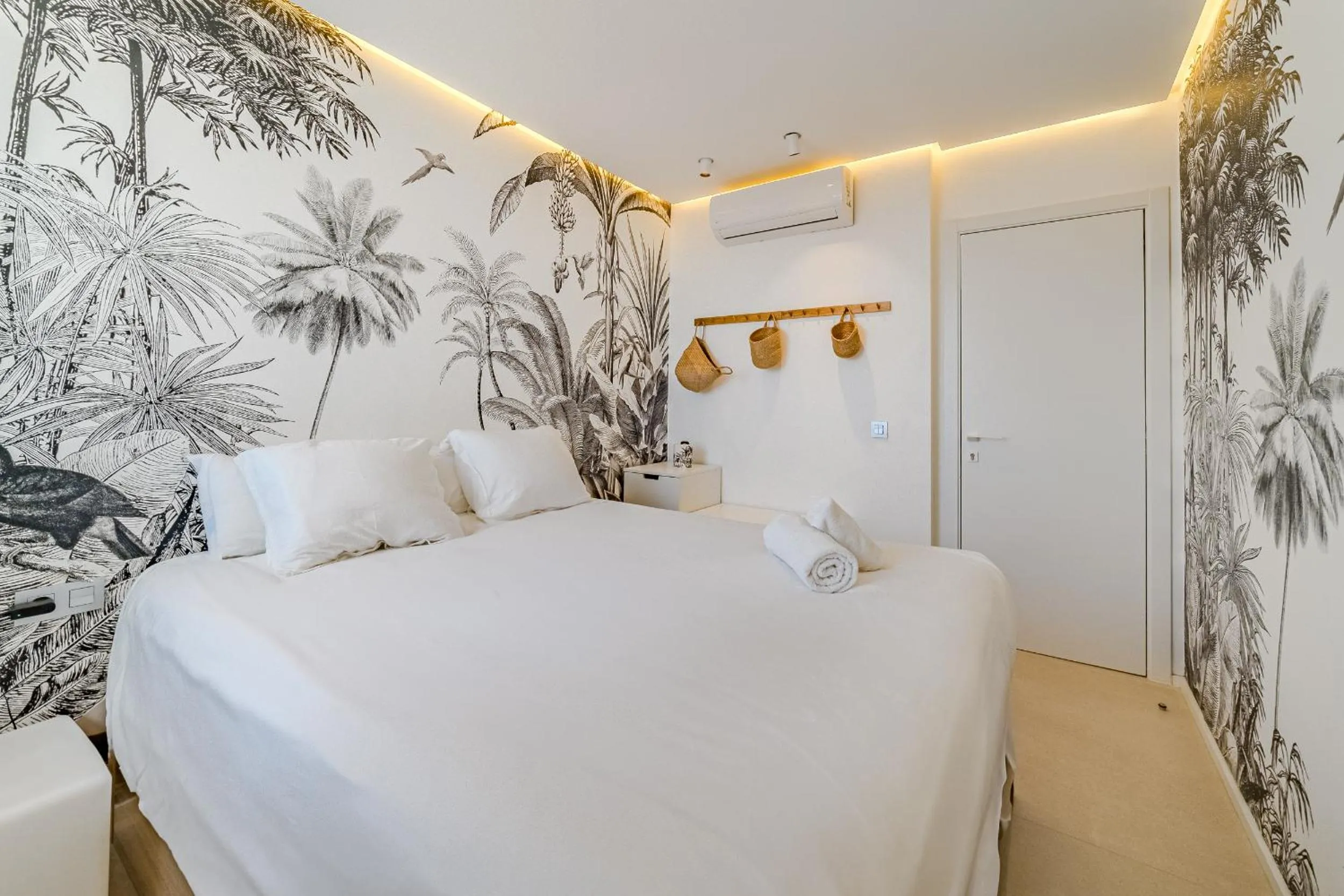 Bed in Ocean Garden Sunset & Sunrise - heated pool