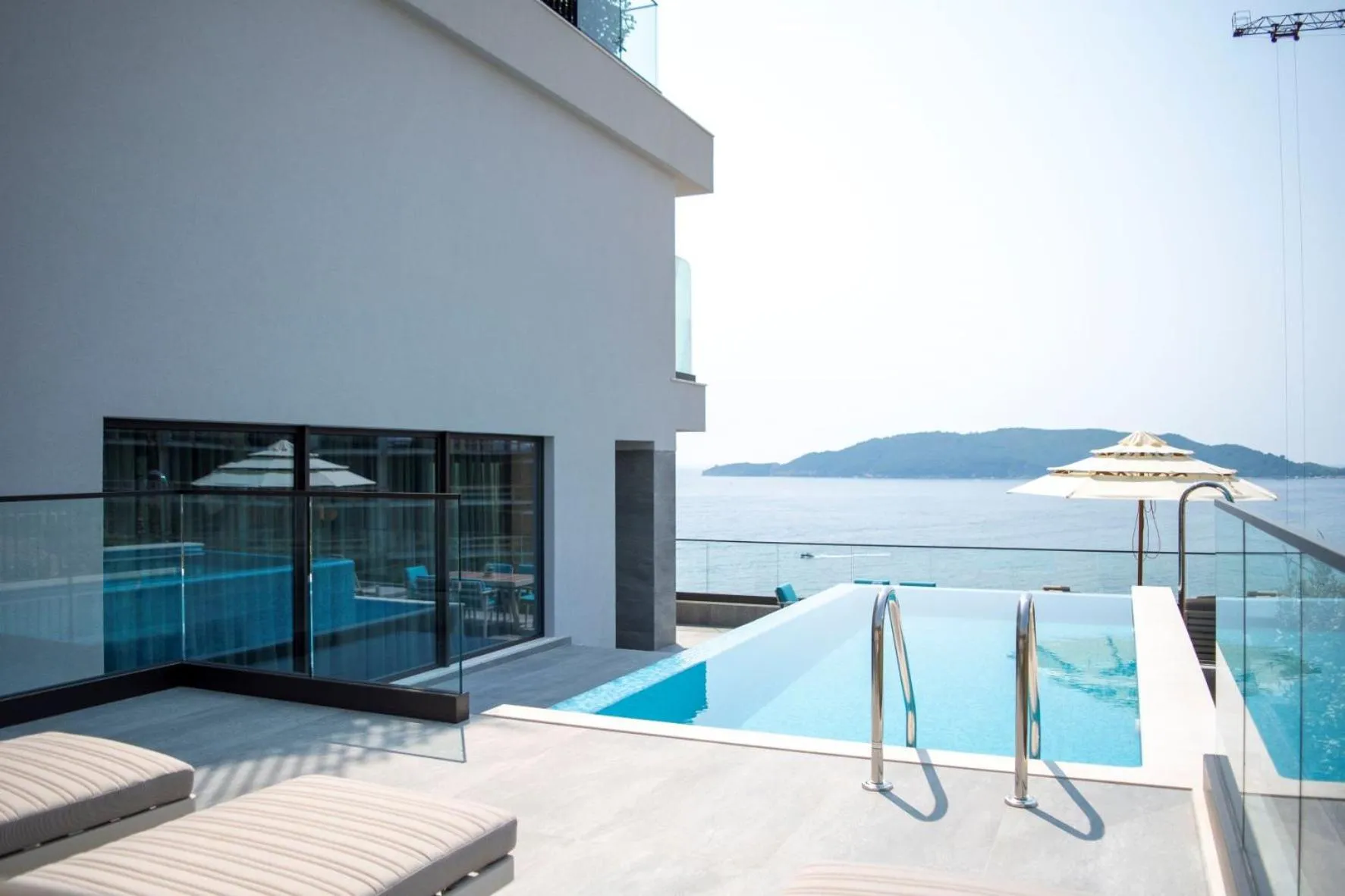 Swimming pool in Katamare Hotel