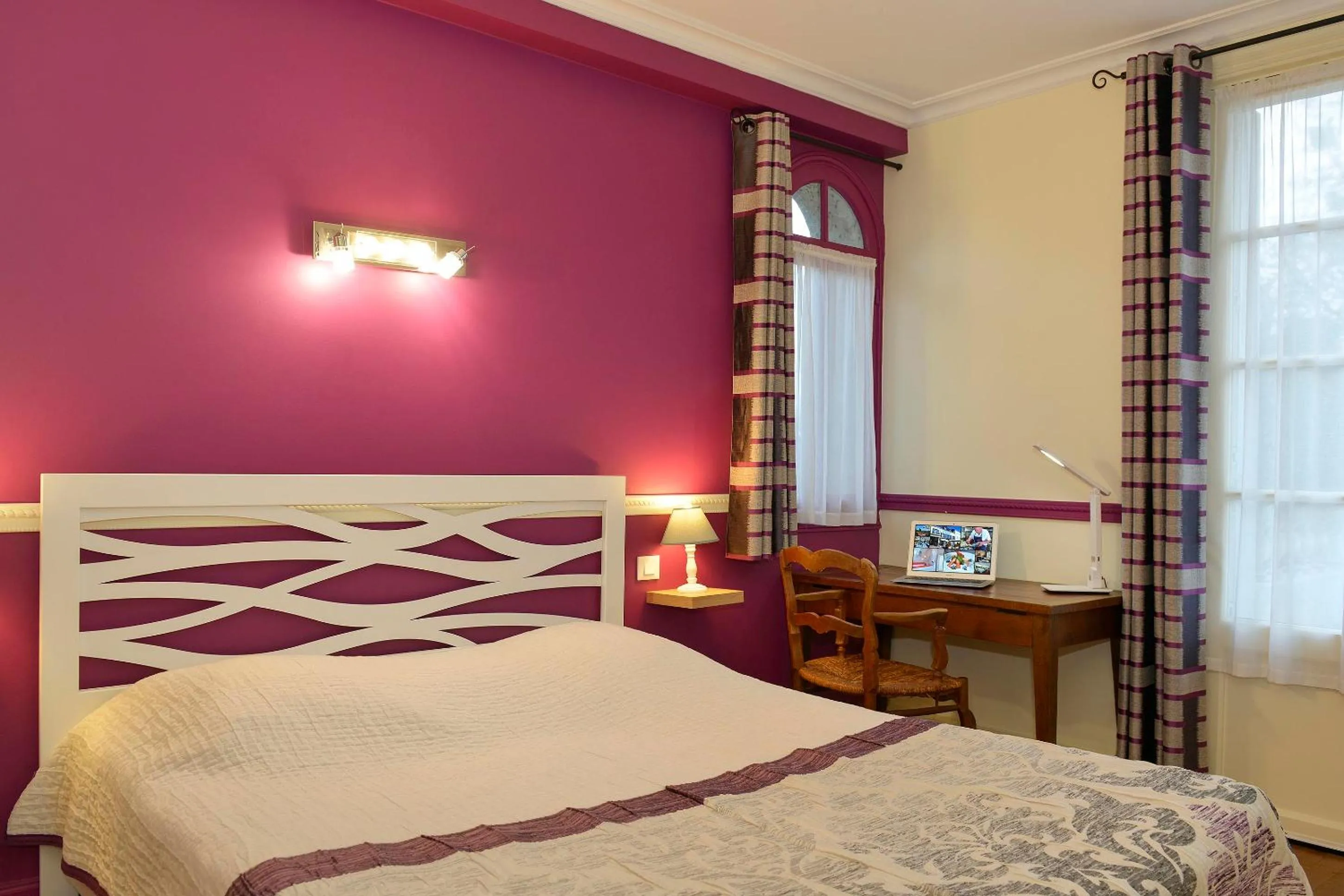 Bedroom, Bed in Logis Manoir De La Giraudière