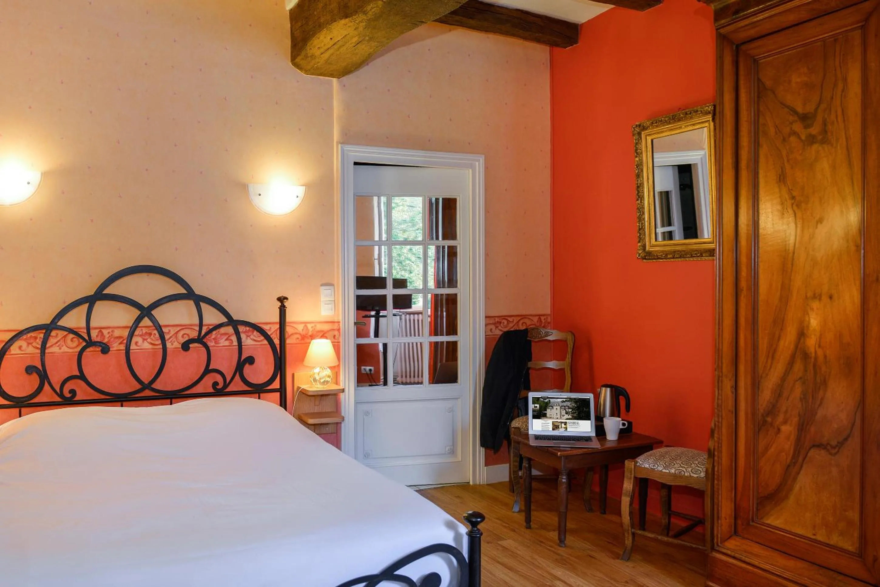 Bed in Logis Manoir De La Giraudière