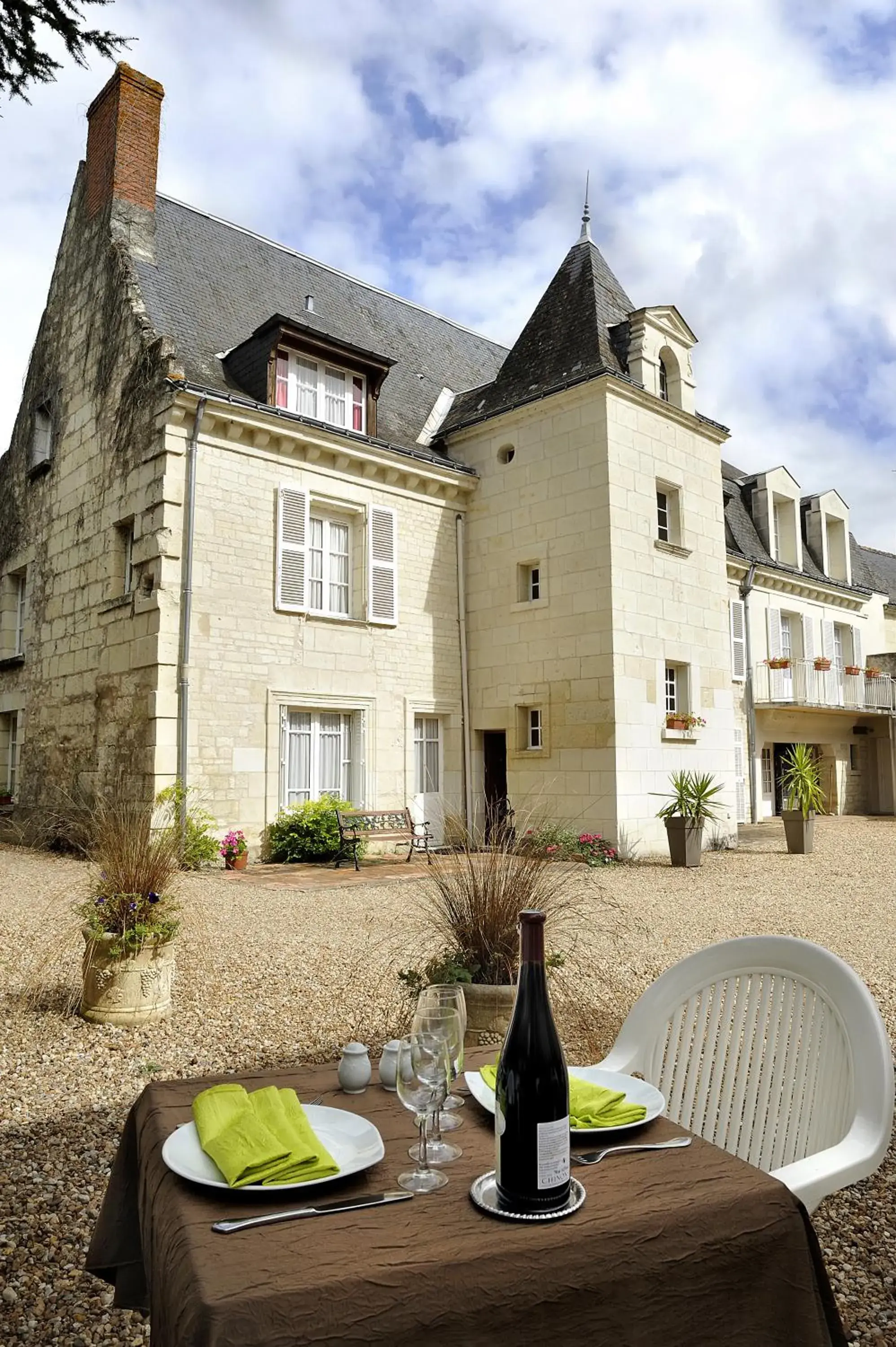 Inner courtyard view in Logis Manoir De La Giraudière Inner courtyard view in Logis Manoir De La Giraudière