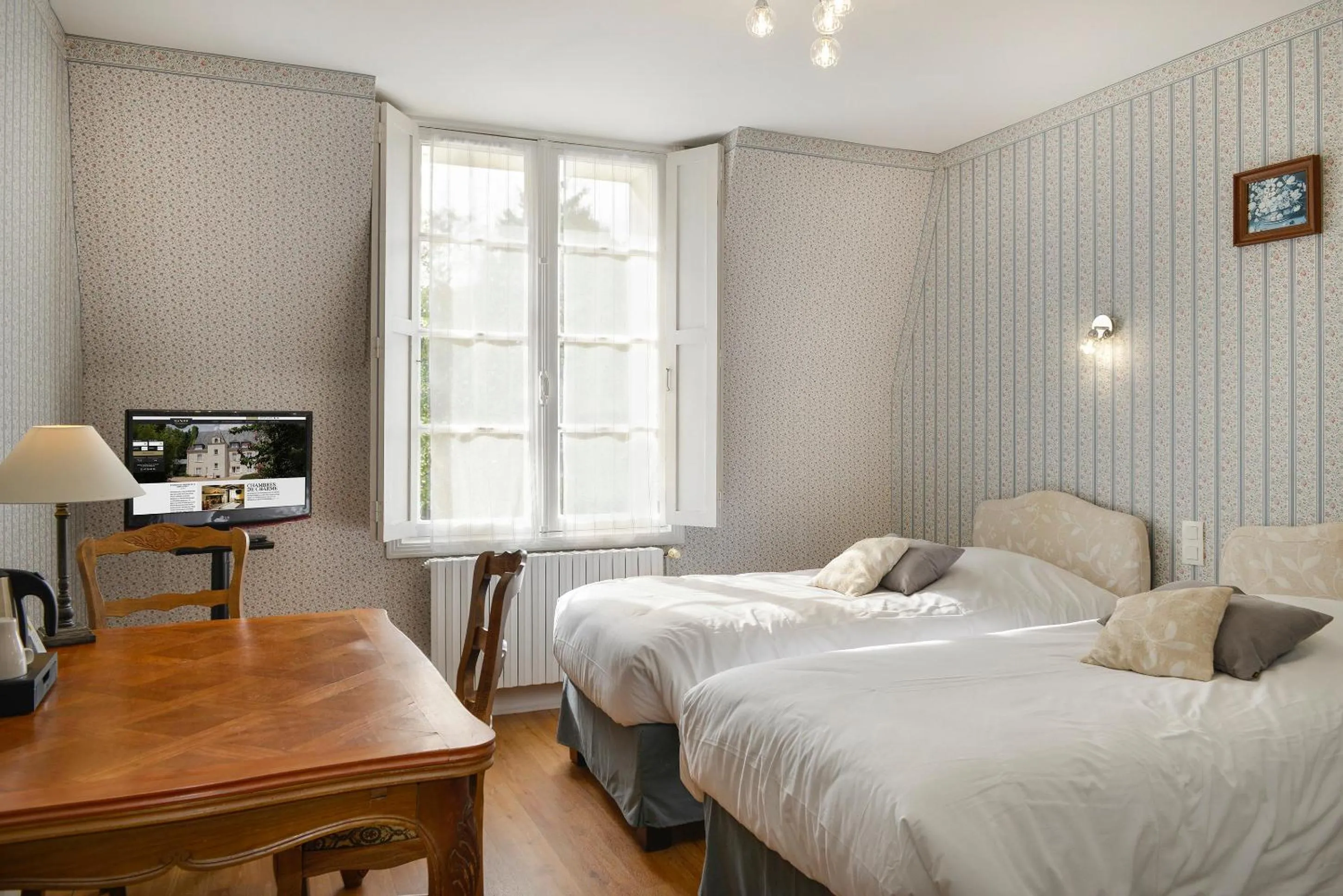 Bed in Logis Manoir De La Giraudière