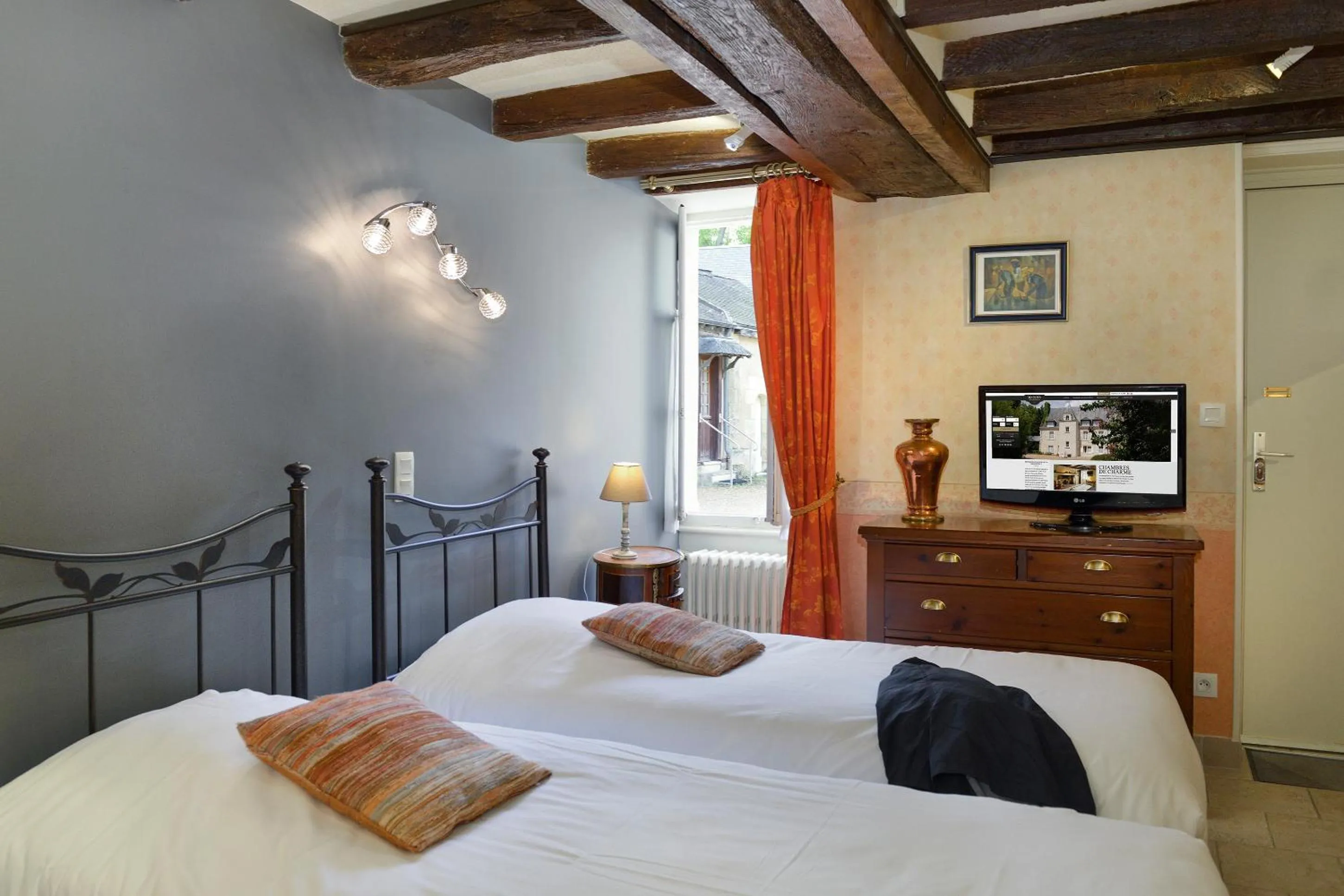 Bed in Logis Manoir De La Giraudière