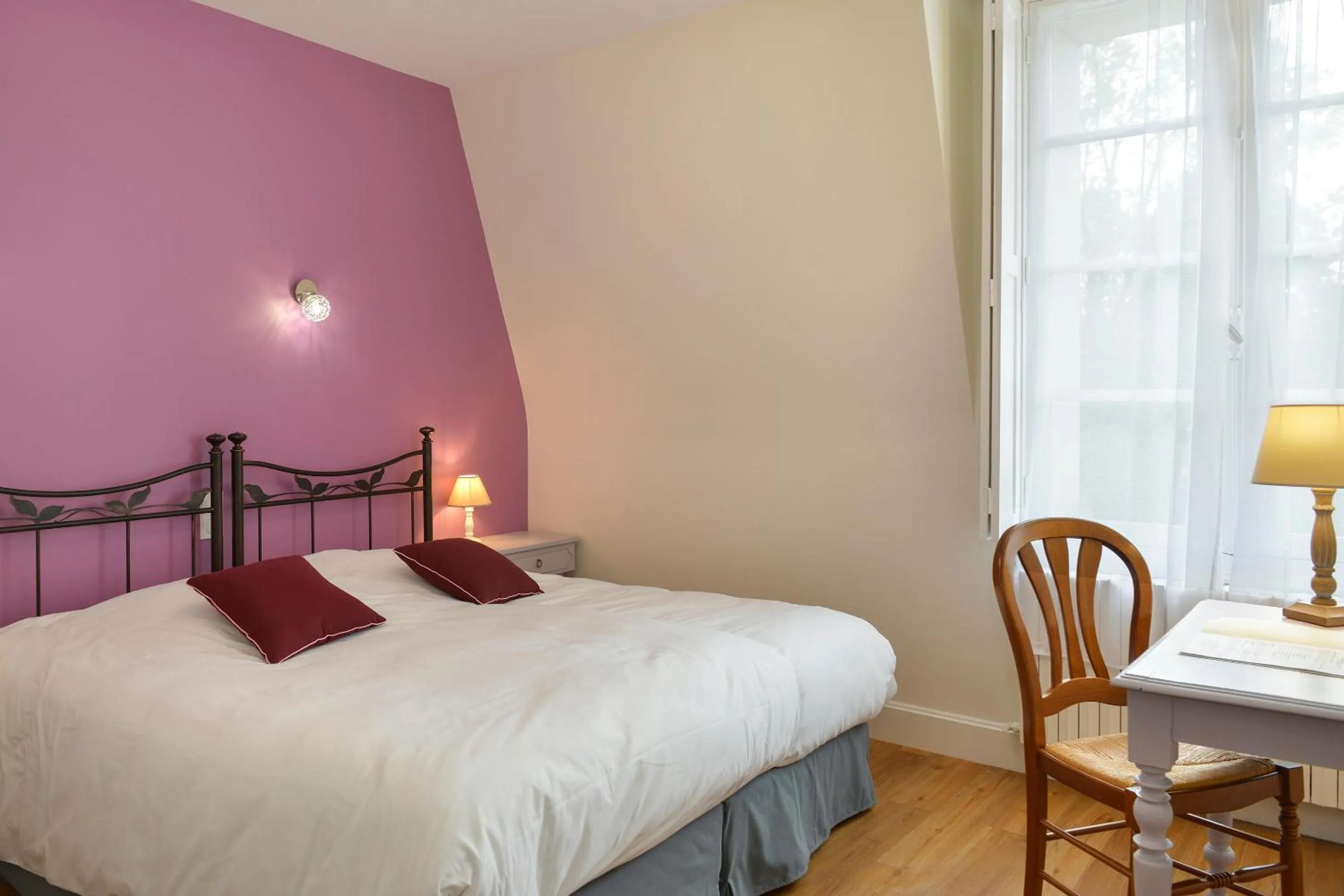 Bed in Logis Manoir De La Giraudière