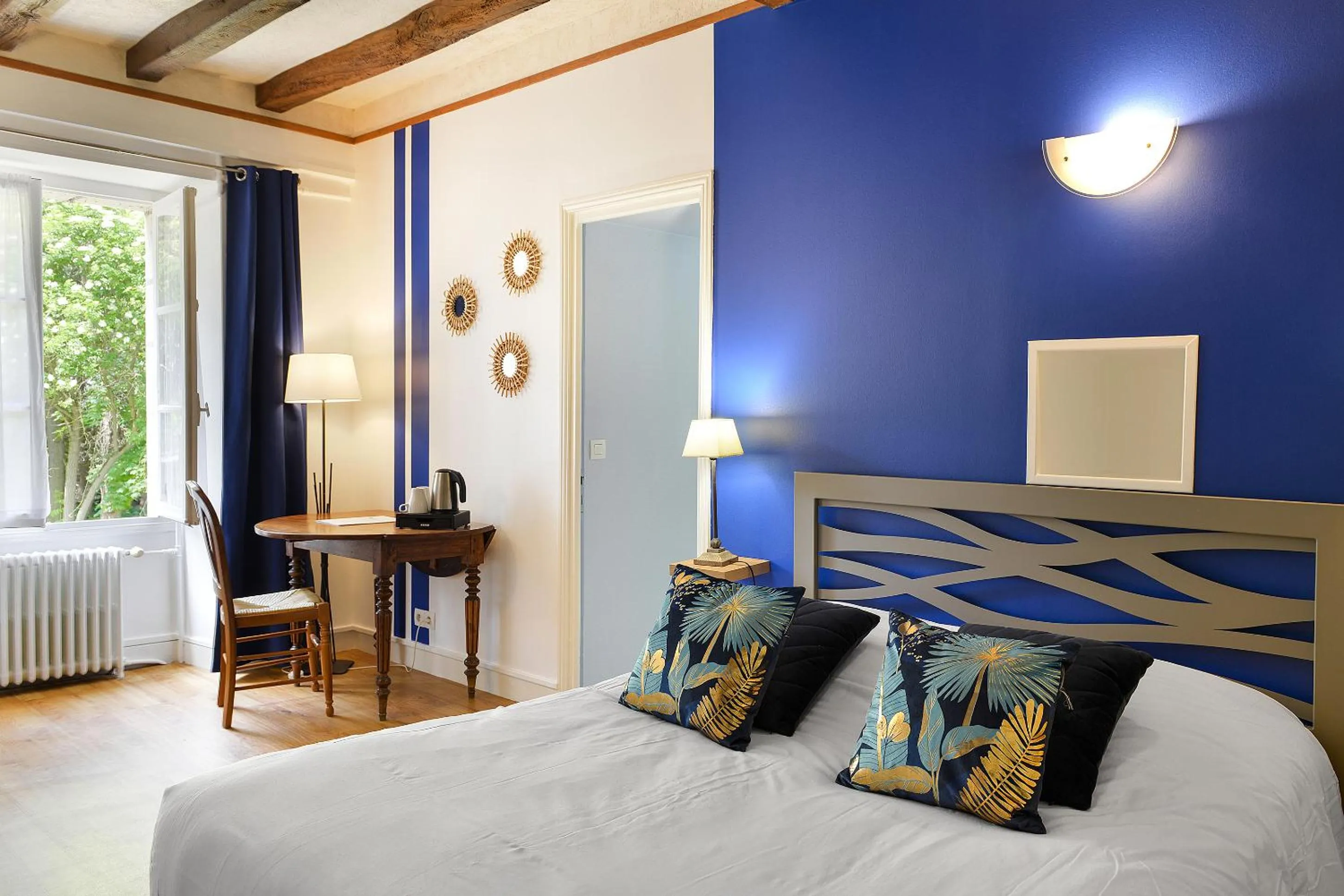 Bed in Logis Manoir De La Giraudière