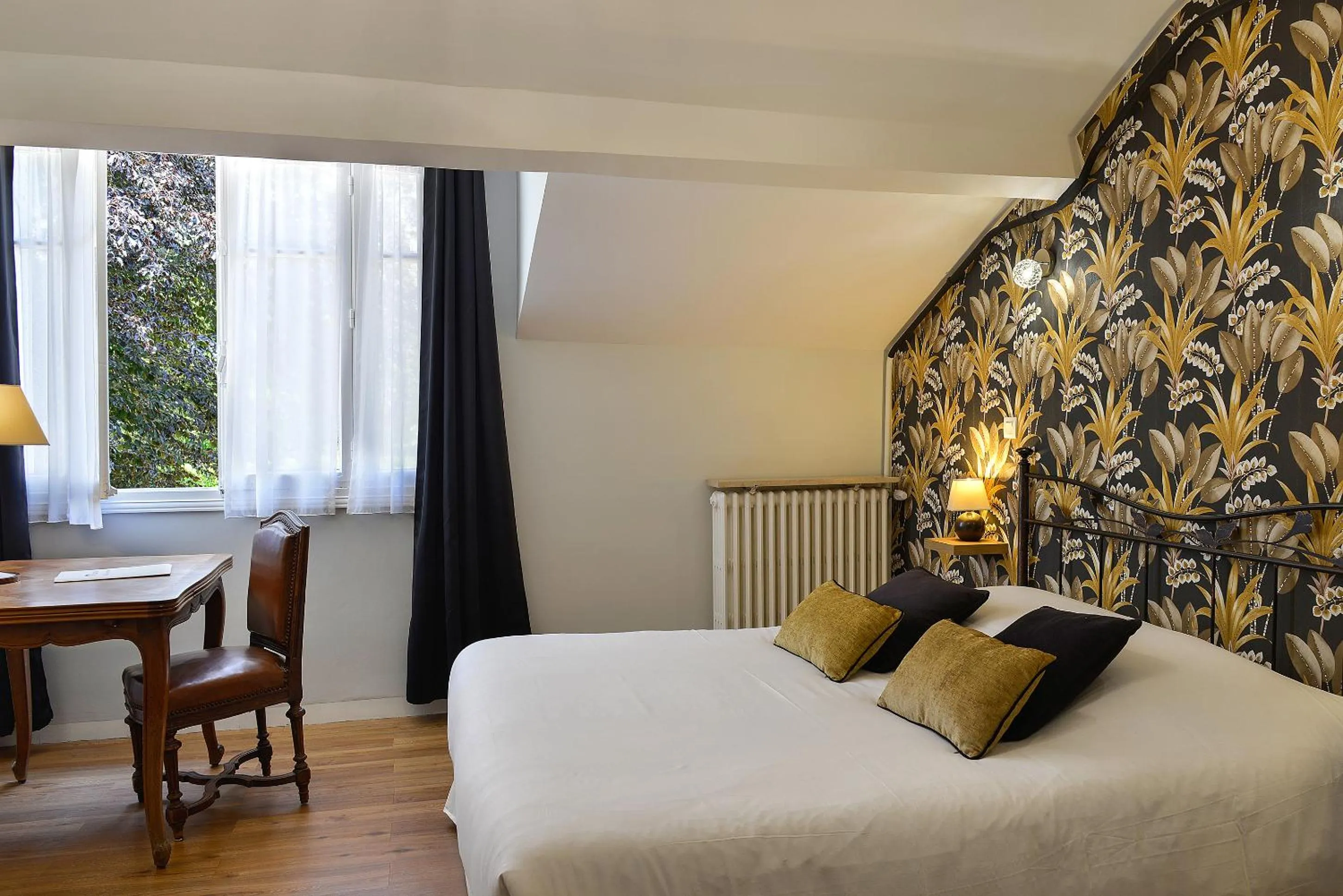 Bed in Logis Manoir De La Giraudière