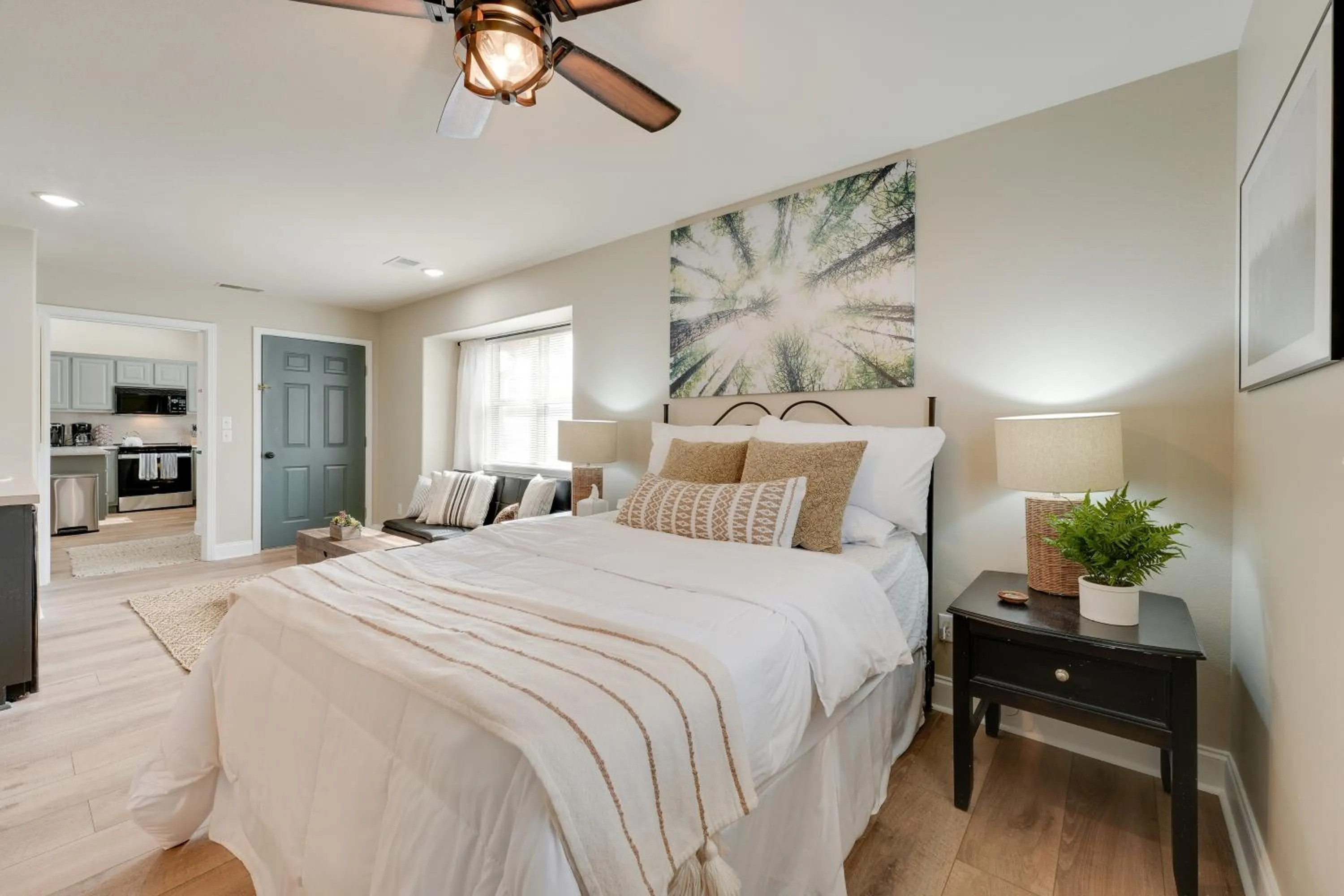 Bed in Relax Fireside Getaway 2 Mi to Silver Dollar City