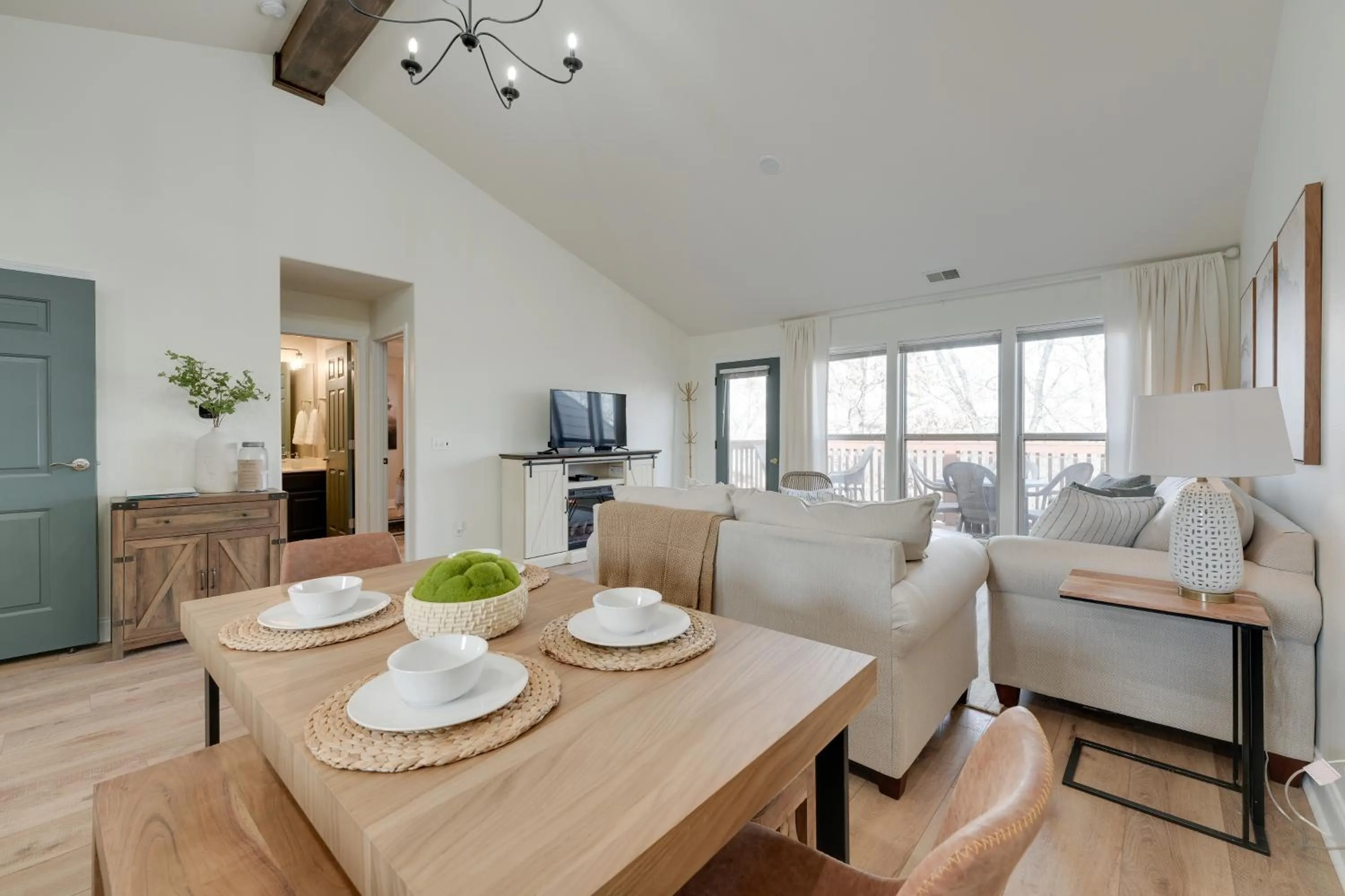 Relax Fireside Getaway 2 Mi to Silver Dollar City