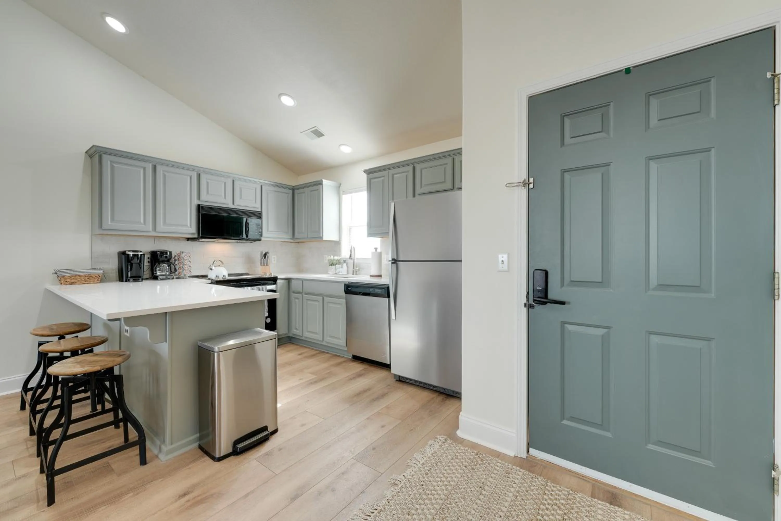 Relax Fireside Getaway 2 Mi to Silver Dollar City