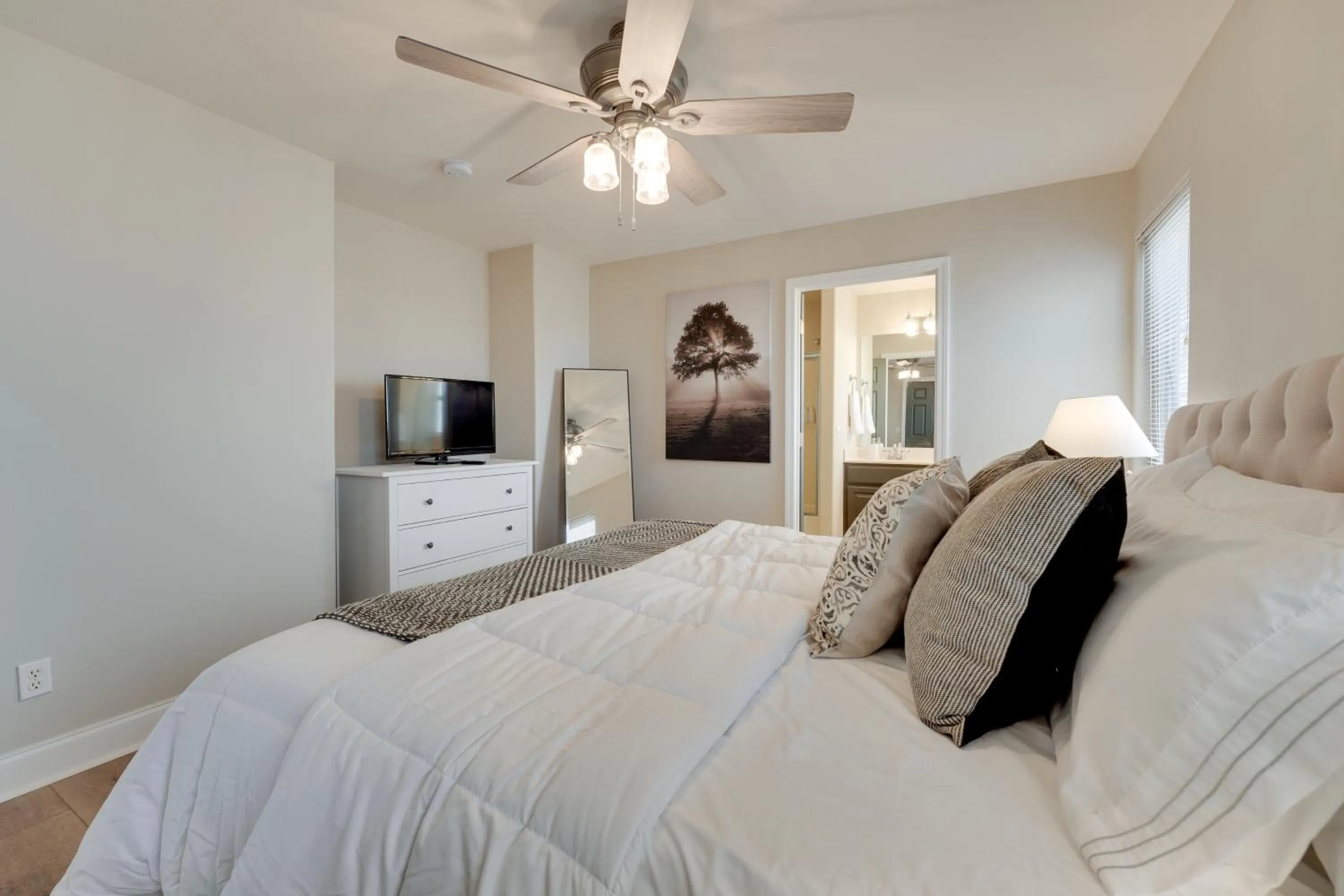 Bed in Relax Fireside Getaway 2 Mi to Silver Dollar City