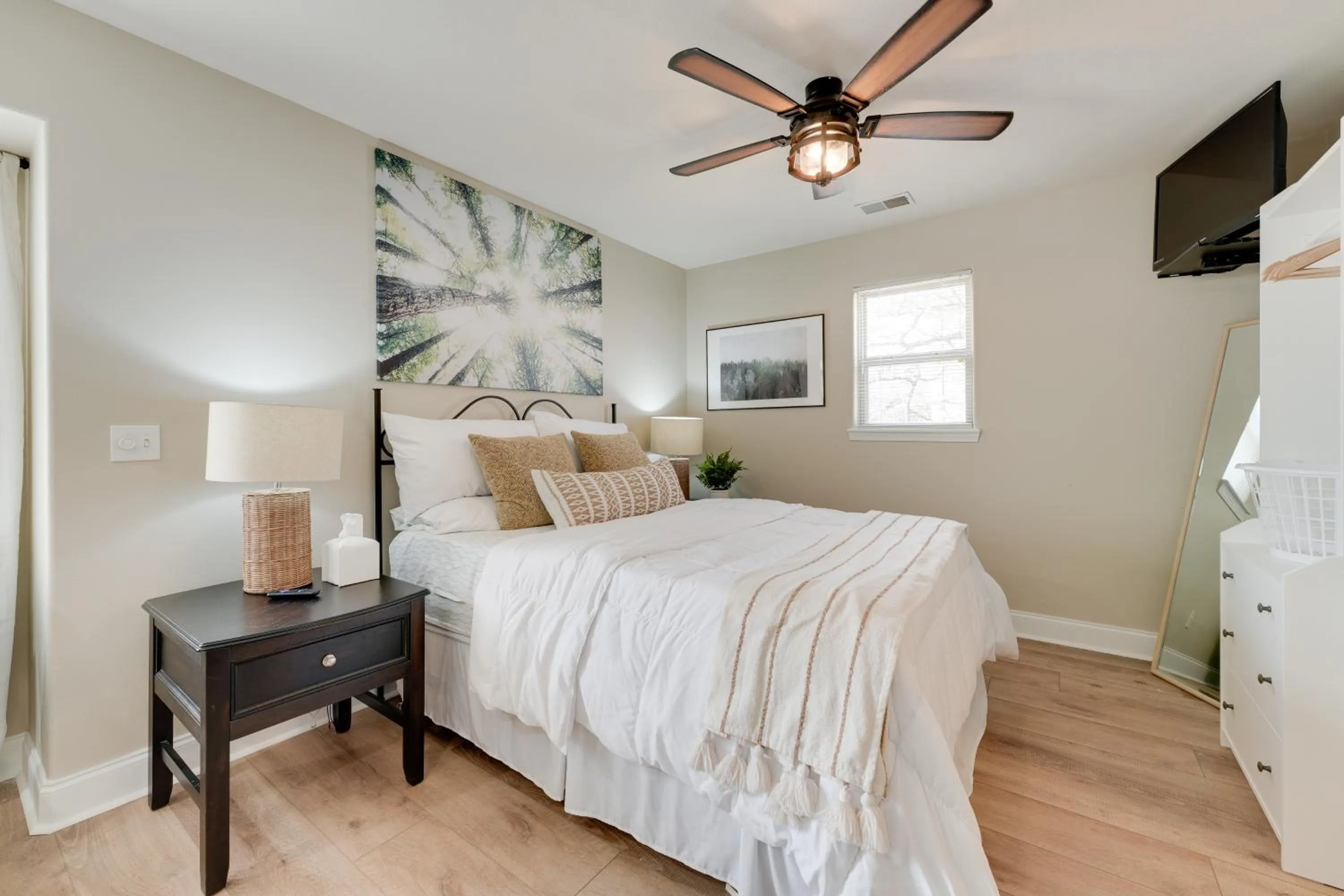 Bed in Relax Fireside Getaway 2 Mi to Silver Dollar City