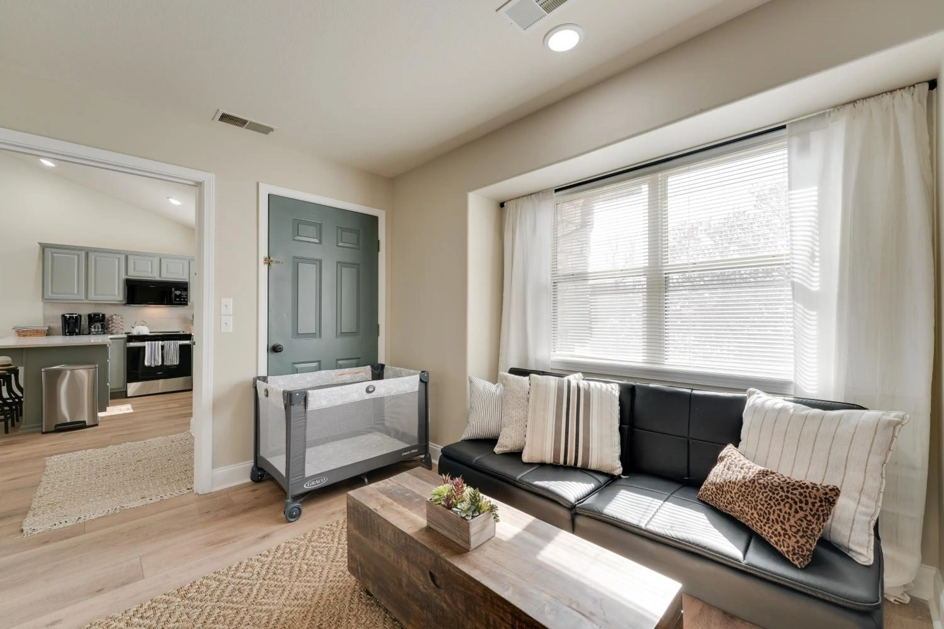 Bed in Relax Fireside Getaway 2 Mi to Silver Dollar City