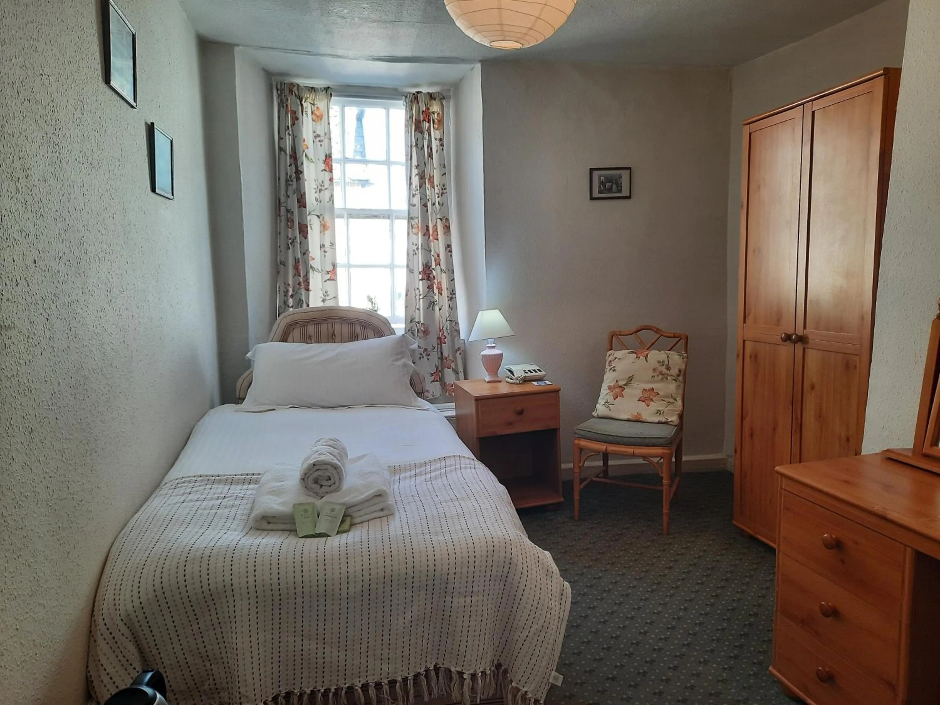 Bed in Lion Hotel Dulverton