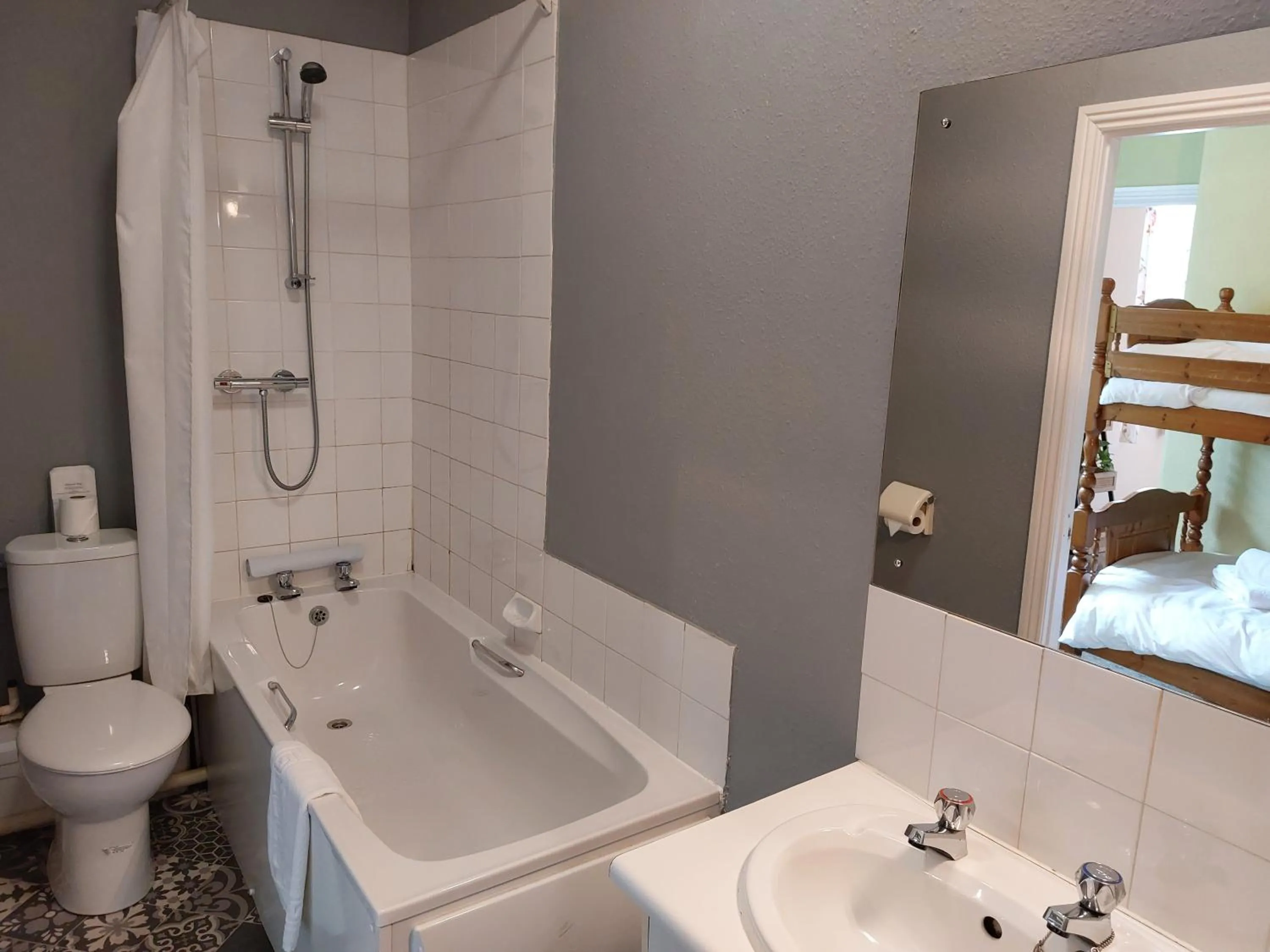 Shower in Lion Hotel Dulverton