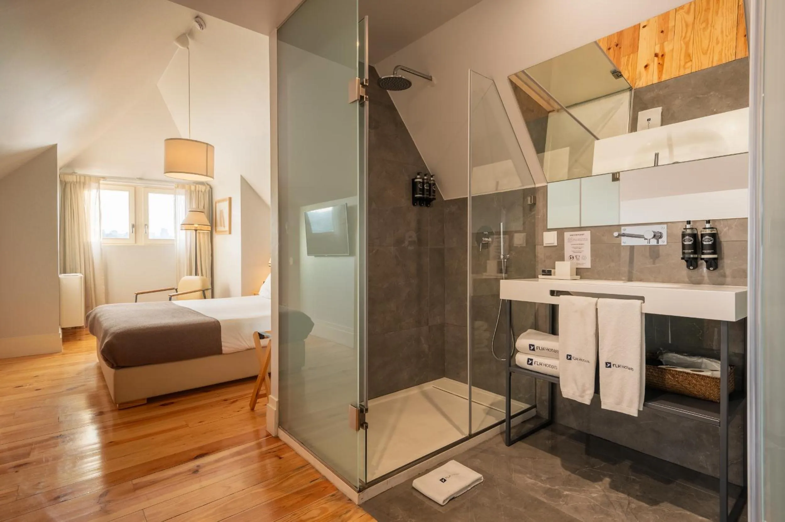 Bathroom, Bed in Memoria Porto FLH Hotels