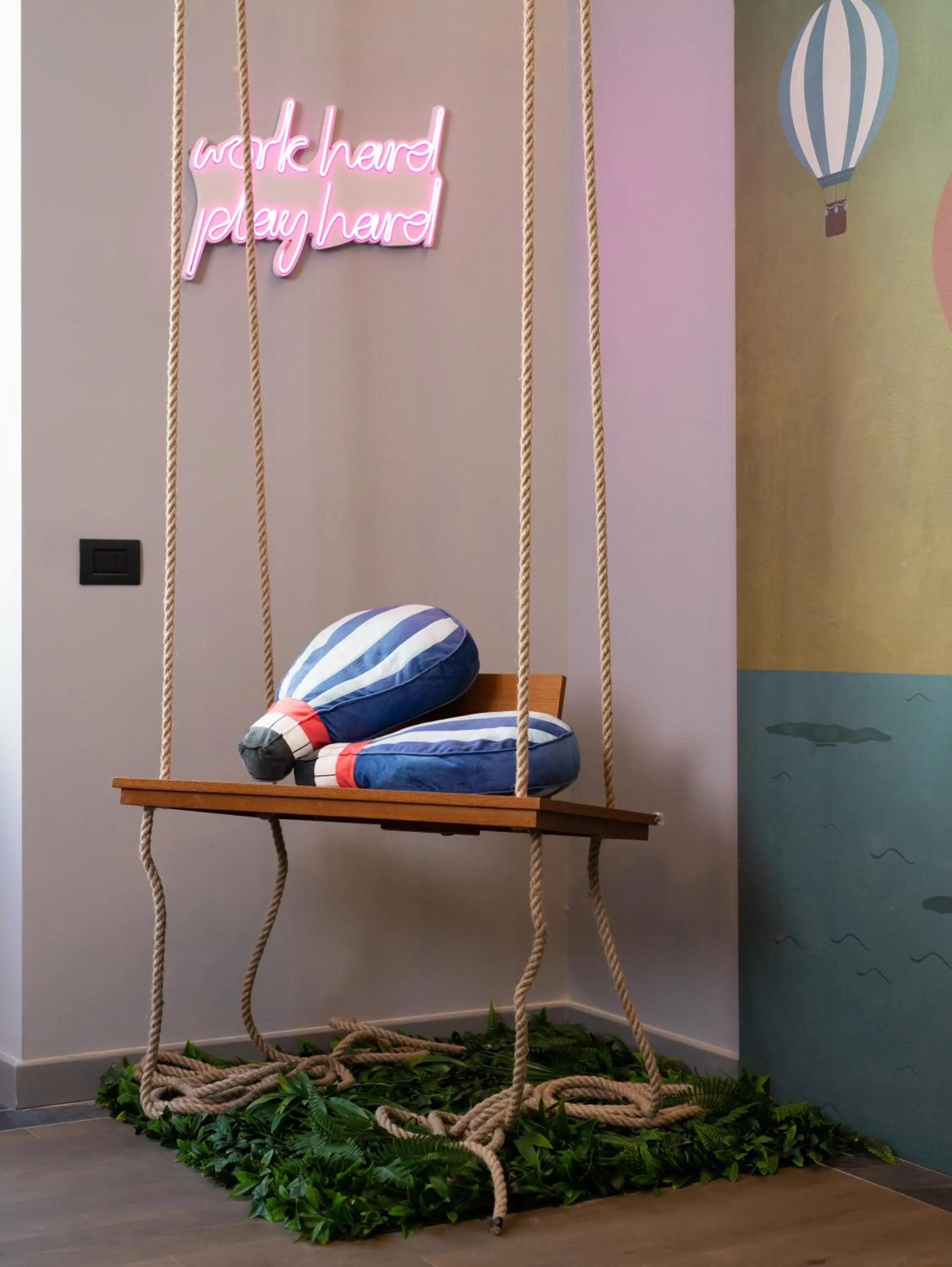 Decorative detail in Rettifilo 311