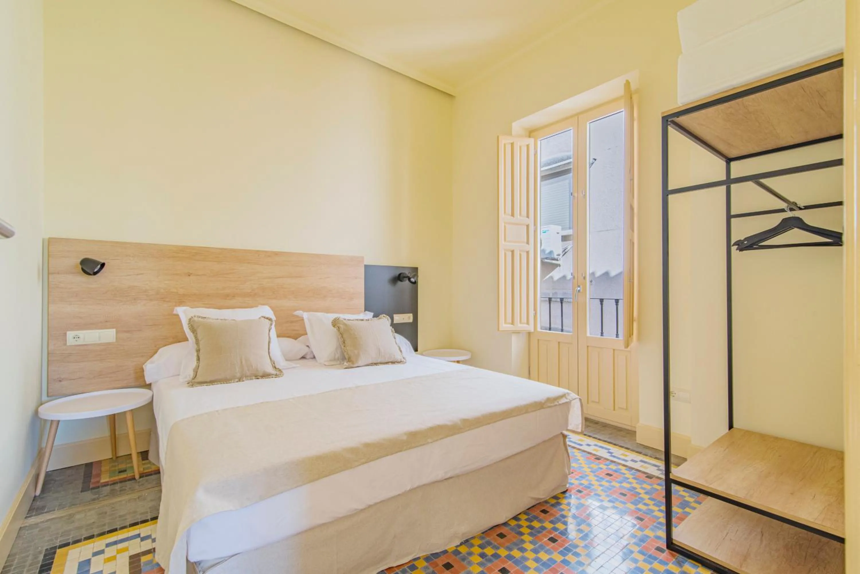 Photo of the whole room, Bed in Mosaiko Homes Catedral Granada