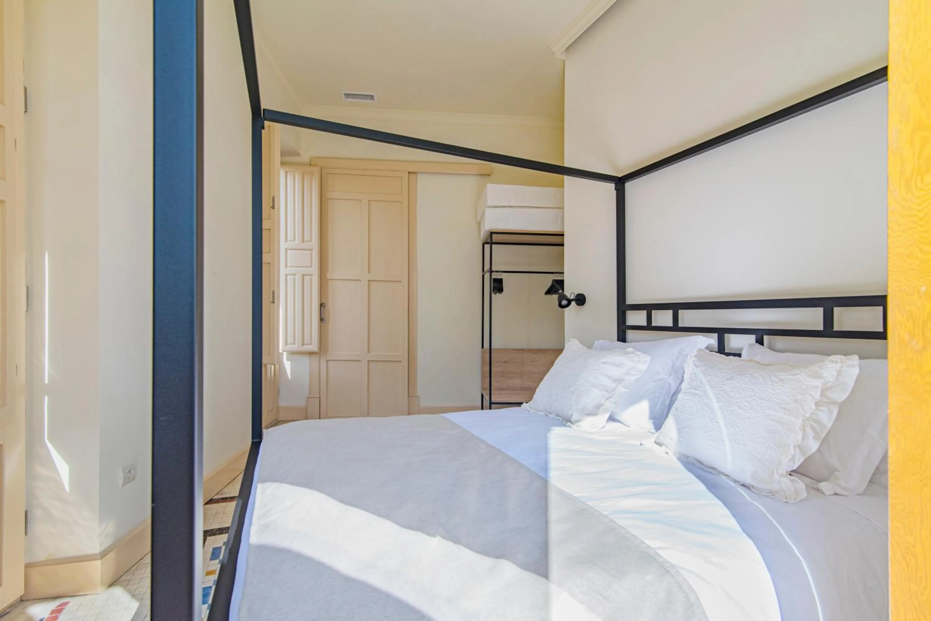 Photo of the whole room, Bed in Mosaiko Homes Catedral Granada