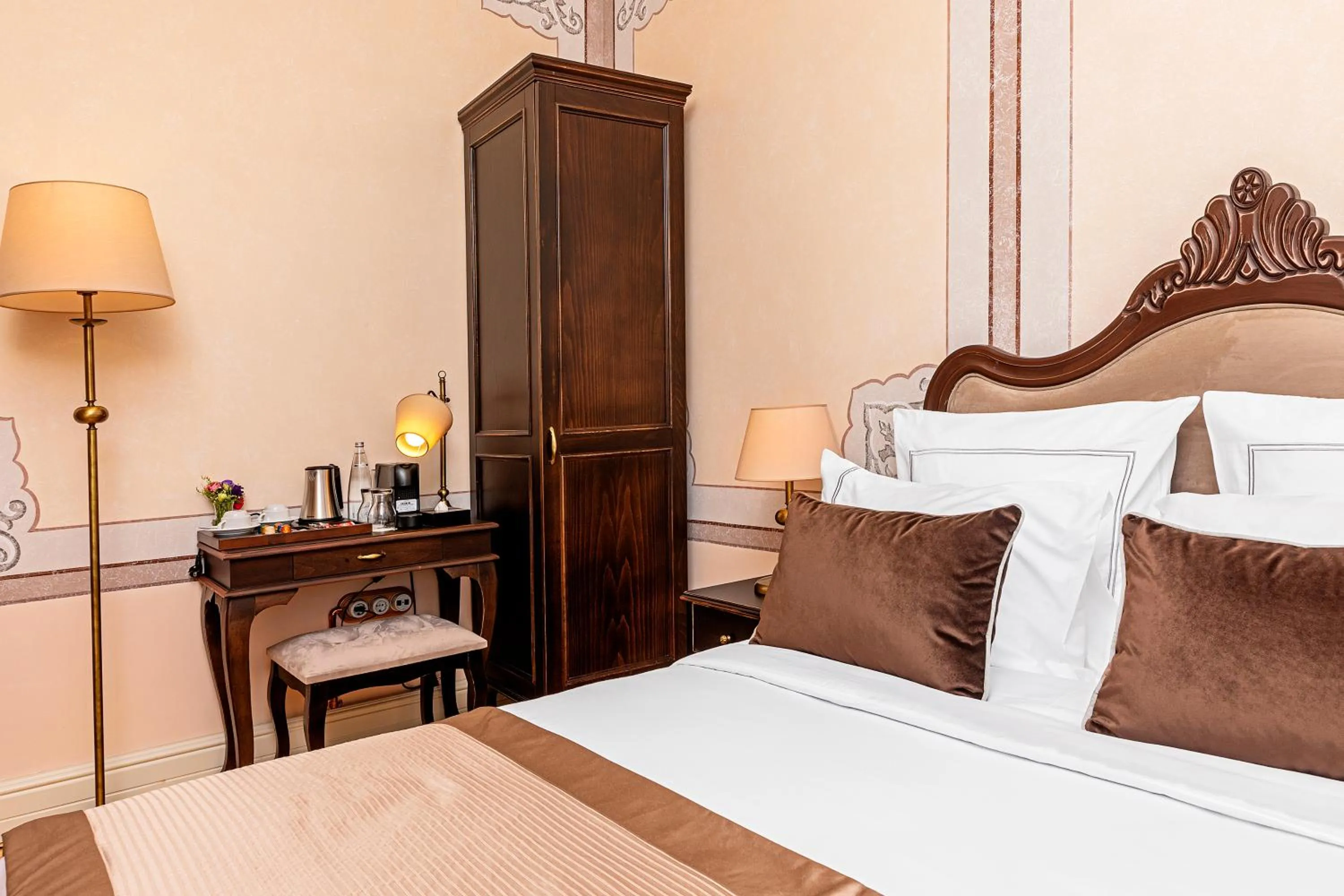 Photo of the whole room, Bed in Meroddi Barnathan Hotel