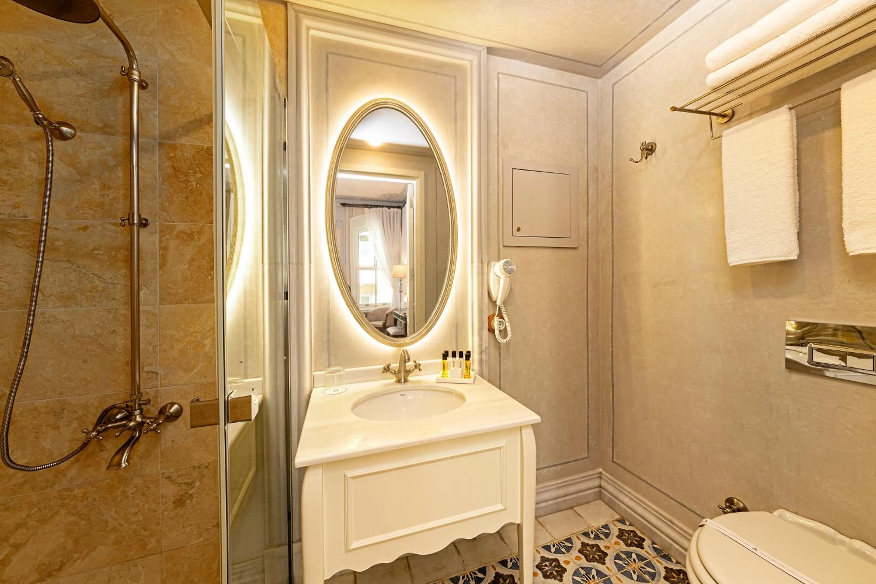 Toilet in Meroddi Barnathan Hotel