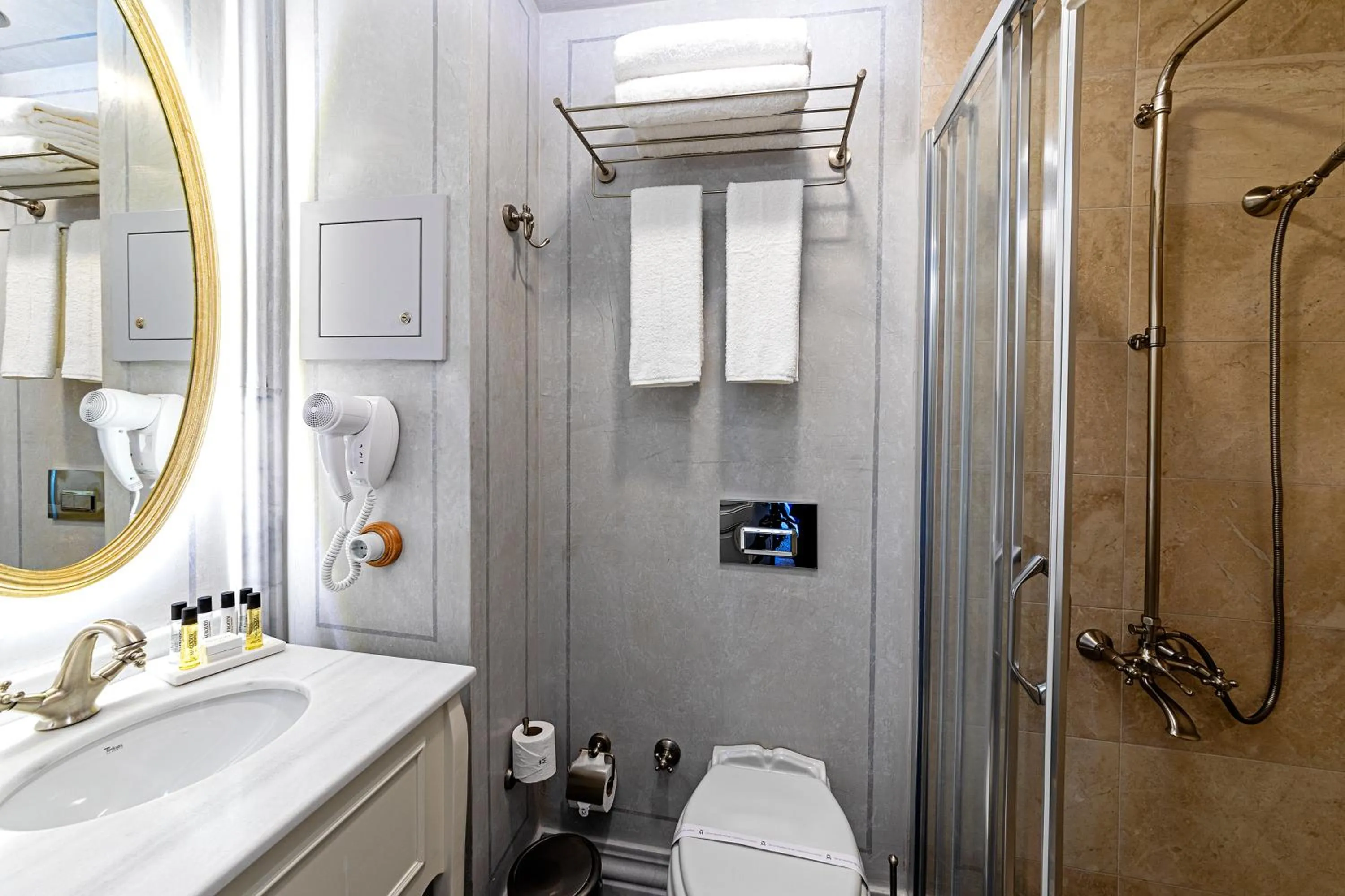 Toilet in Meroddi Barnathan Hotel