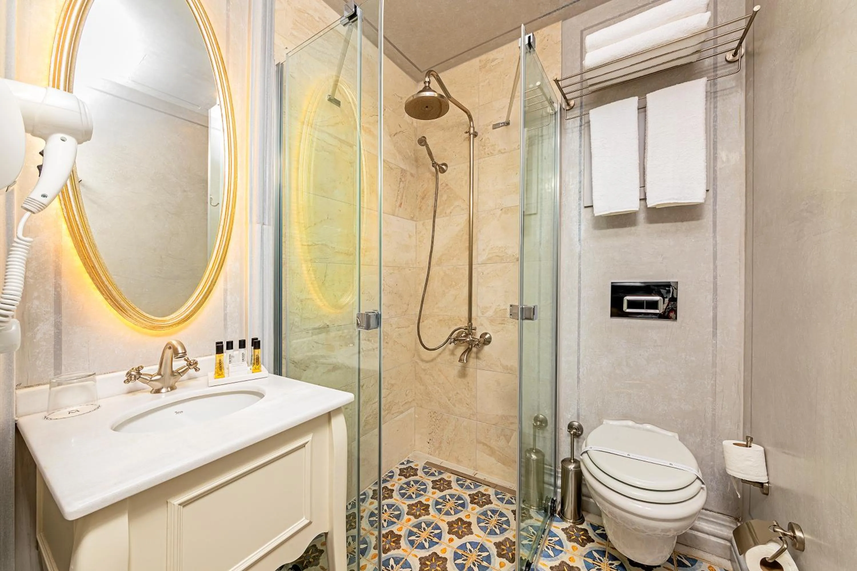 Toilet in Meroddi Barnathan Hotel