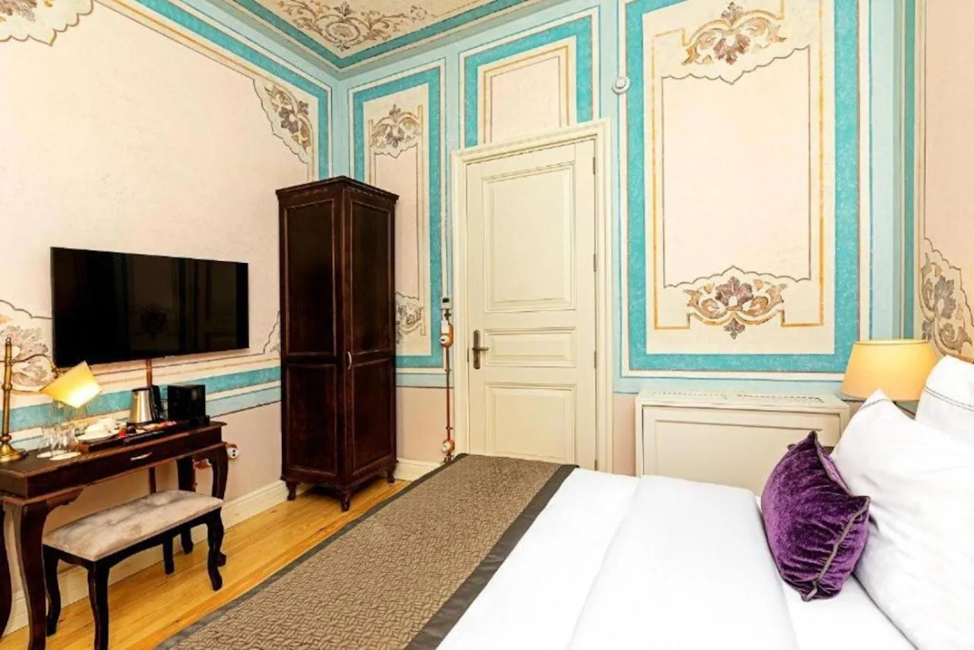 TV and multimedia, Bed in Meroddi Barnathan Hotel