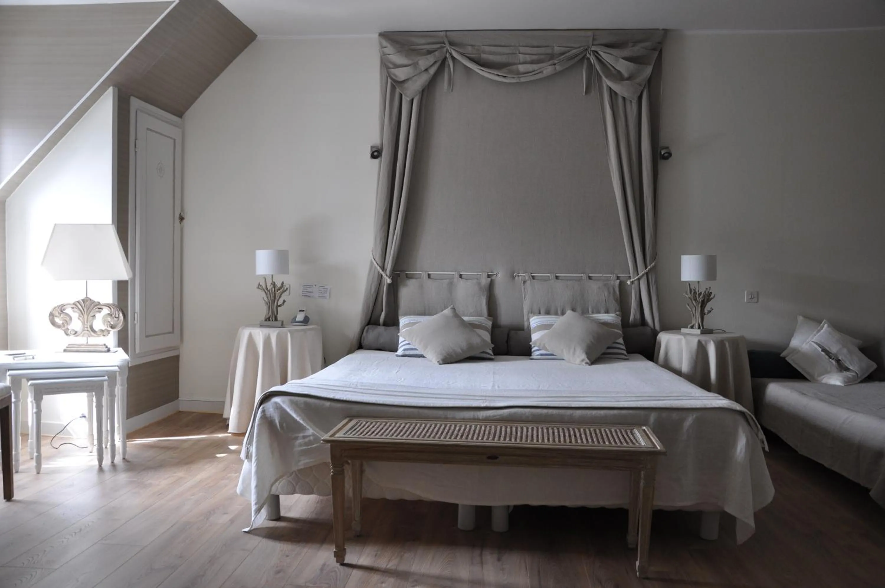 Bedroom, Bed in Malouinière Le Valmarin