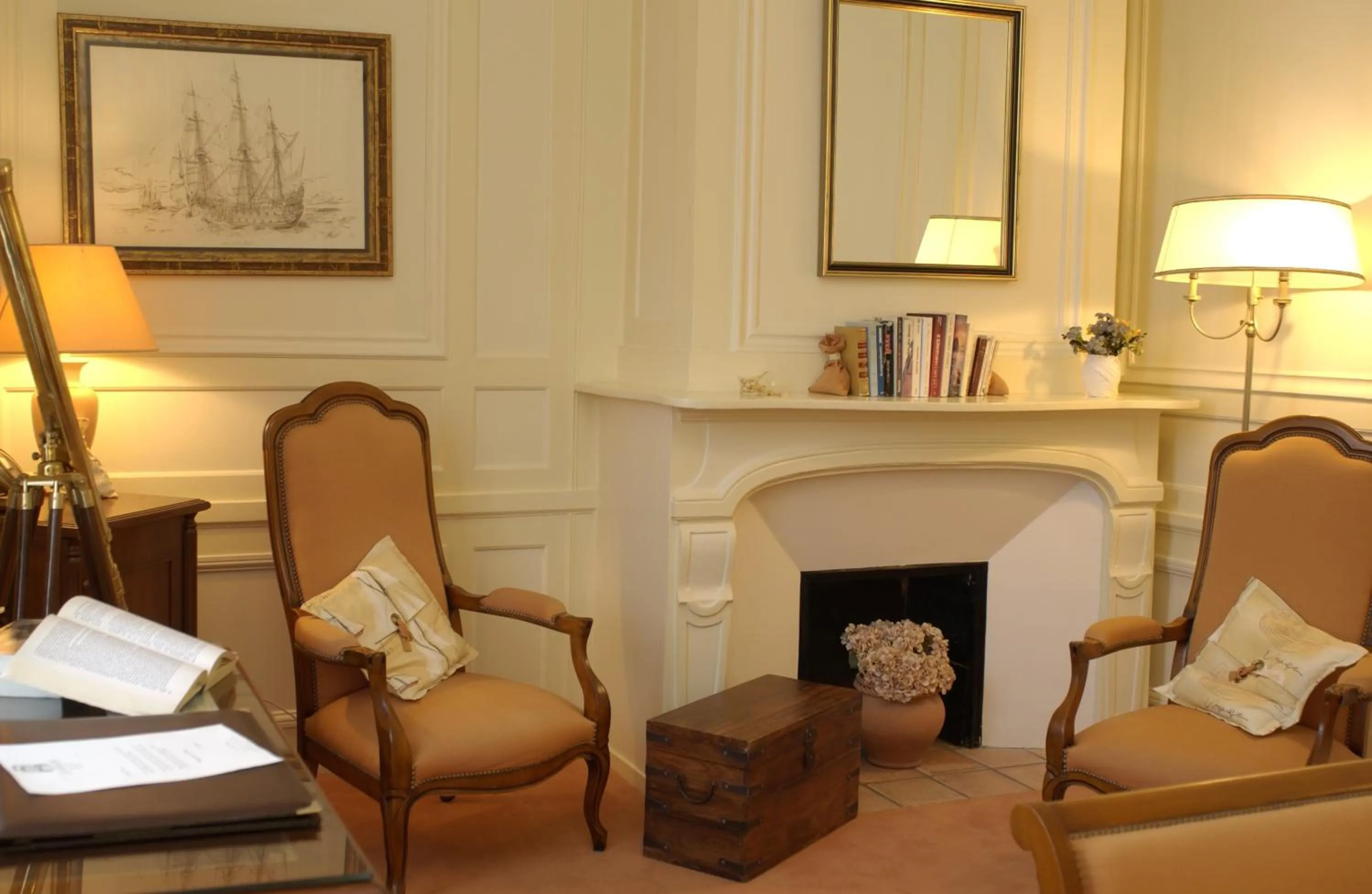 Communal lounge/ TV room in Malouinière Le Valmarin