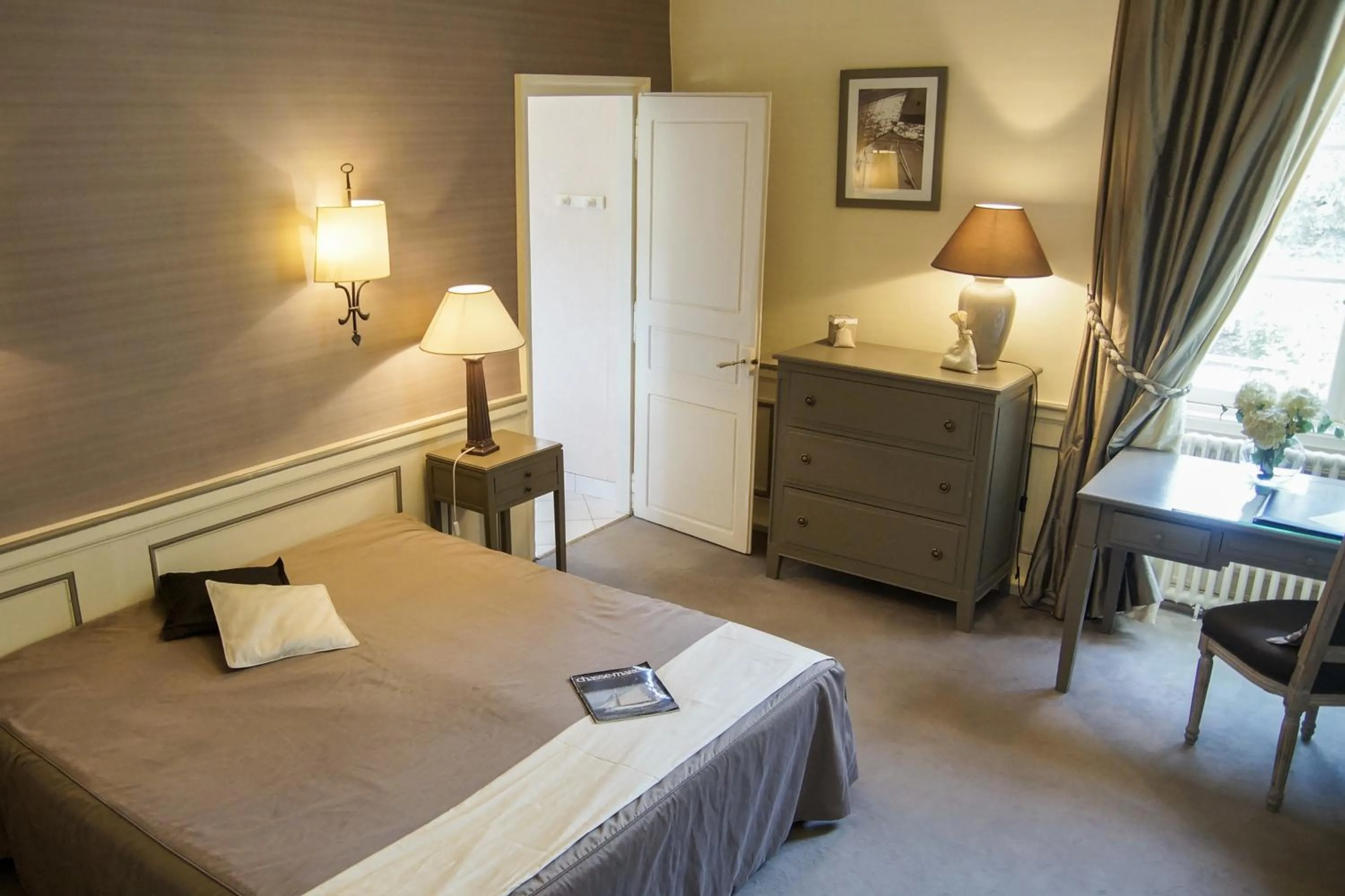 Bedroom, Bed in Malouinière Le Valmarin