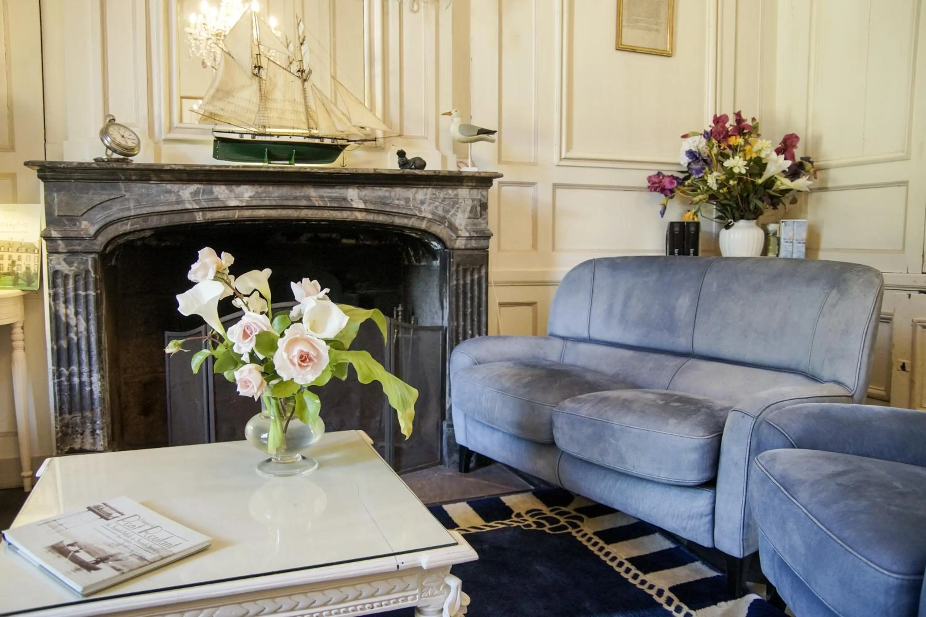Communal lounge/ TV room in Malouinière Le Valmarin