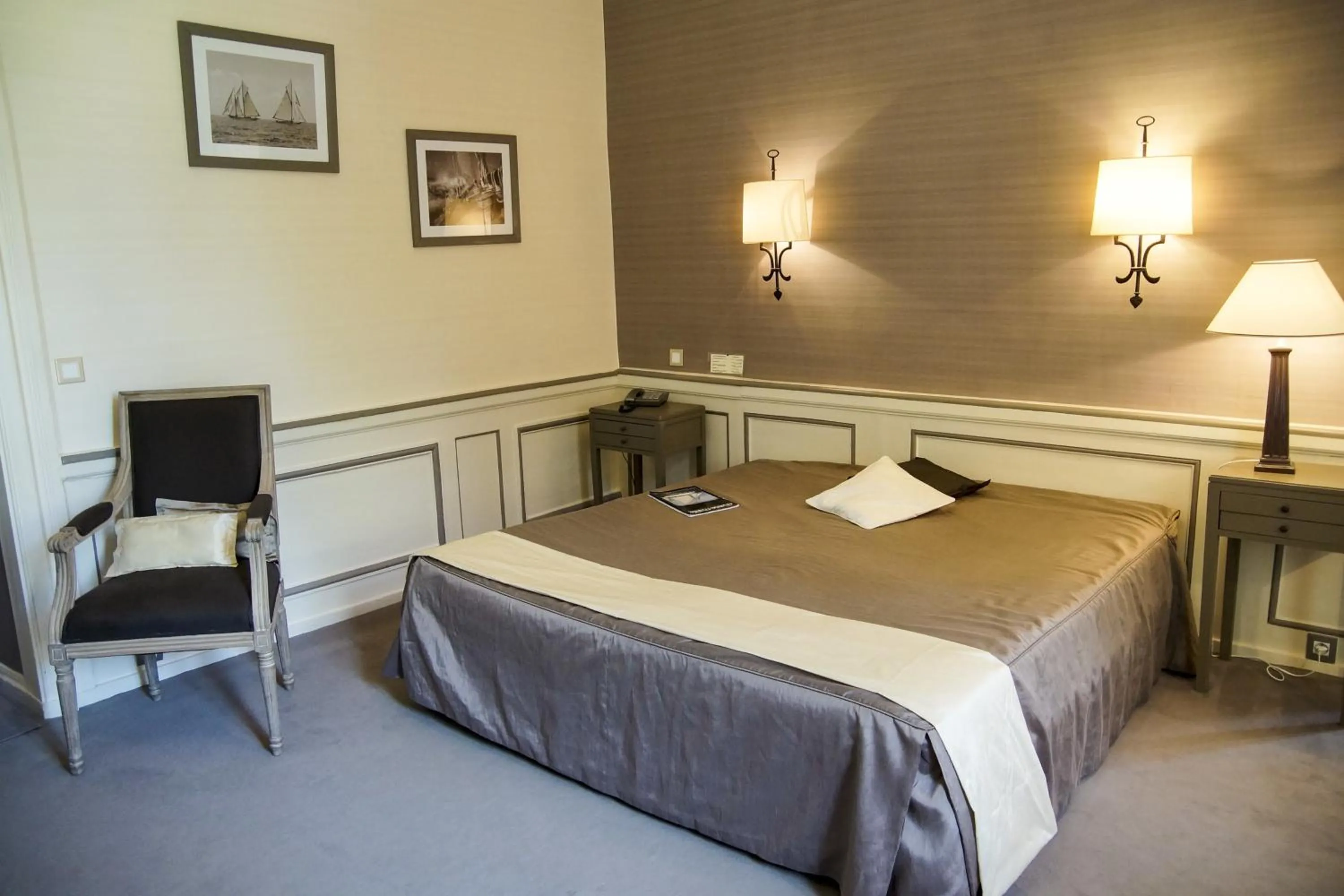 Bedroom, Bed in Malouinière Le Valmarin