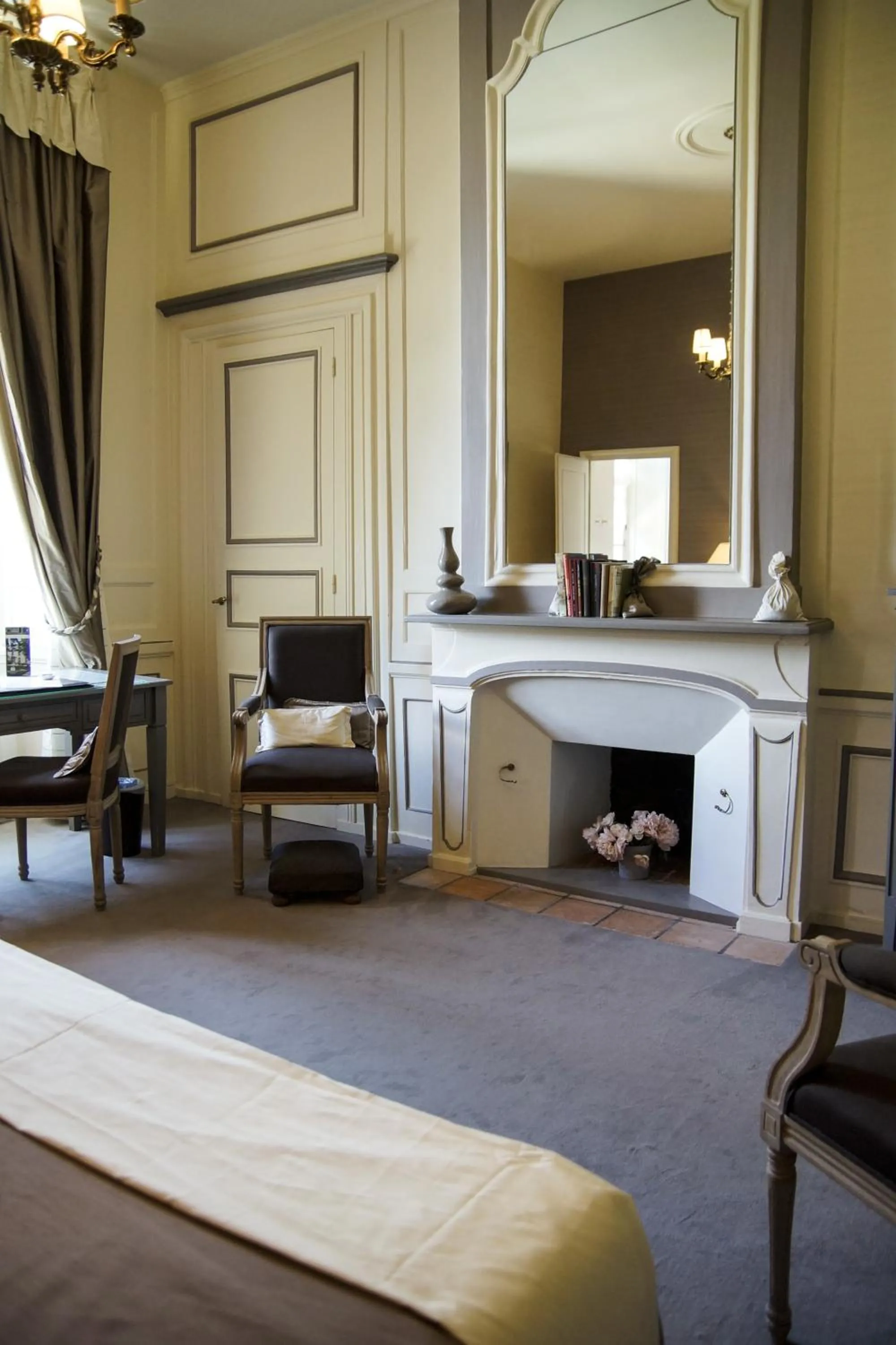 Bedroom, Bed in Malouinière Le Valmarin