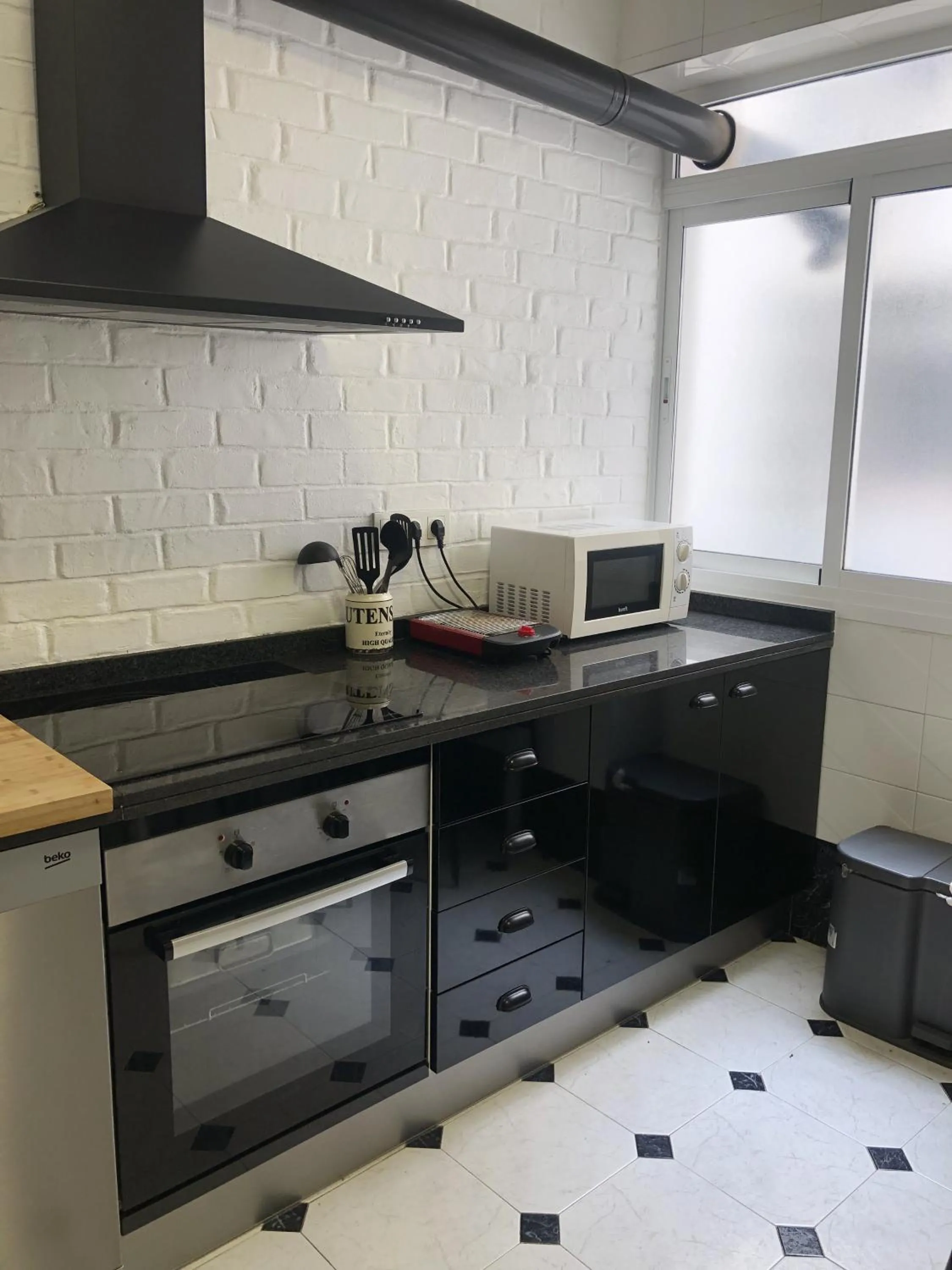 kitchen in LifeHouse Cathedral * Free Parking* SuperiorWiFi*
