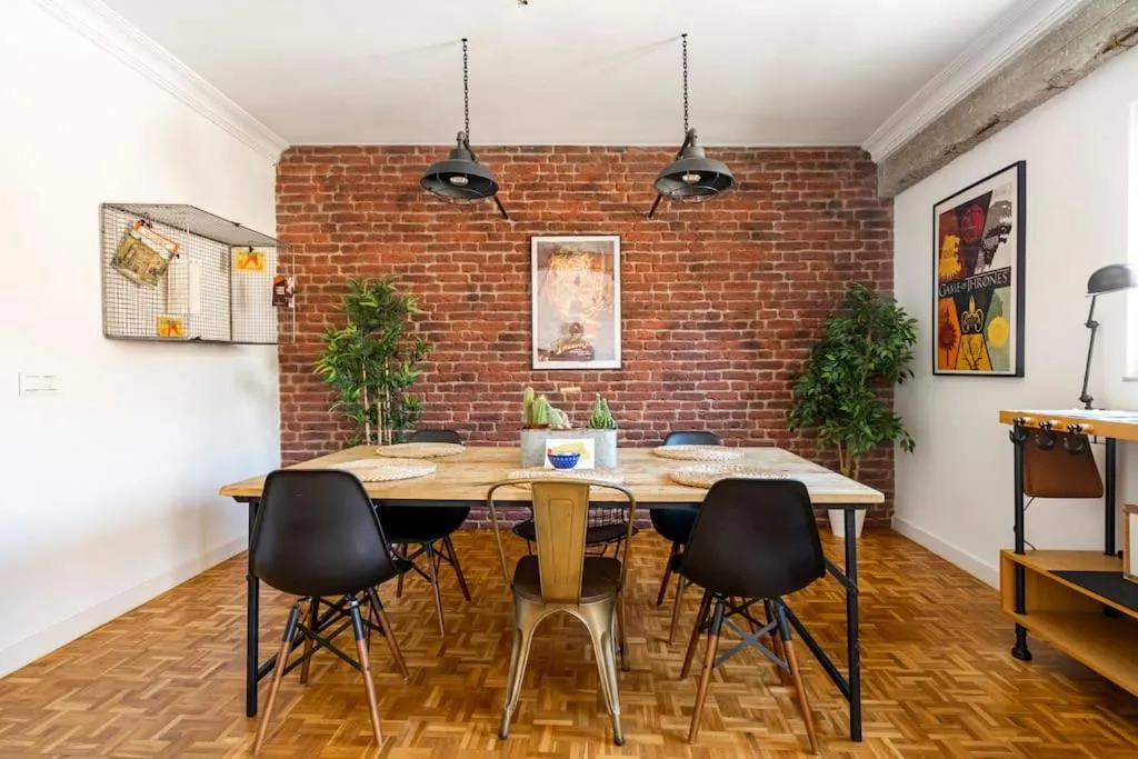 Dining area in LifeHouse Cathedral * Free Parking* SuperiorWiFi*